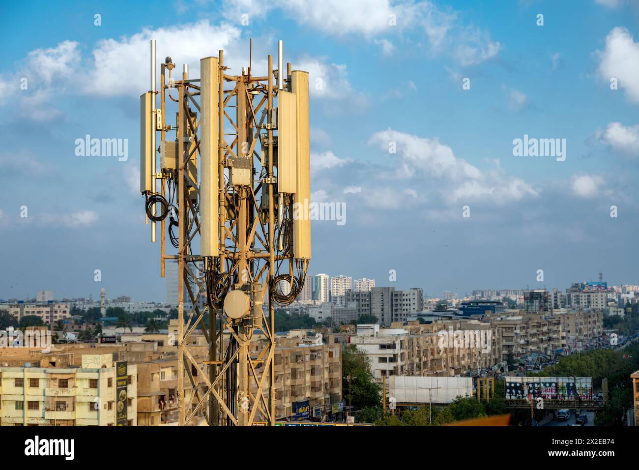 Telekommunikationsturm mit 5G-Mobilfunkantenne auf Karatschi-Stadthintergrund Stockfoto