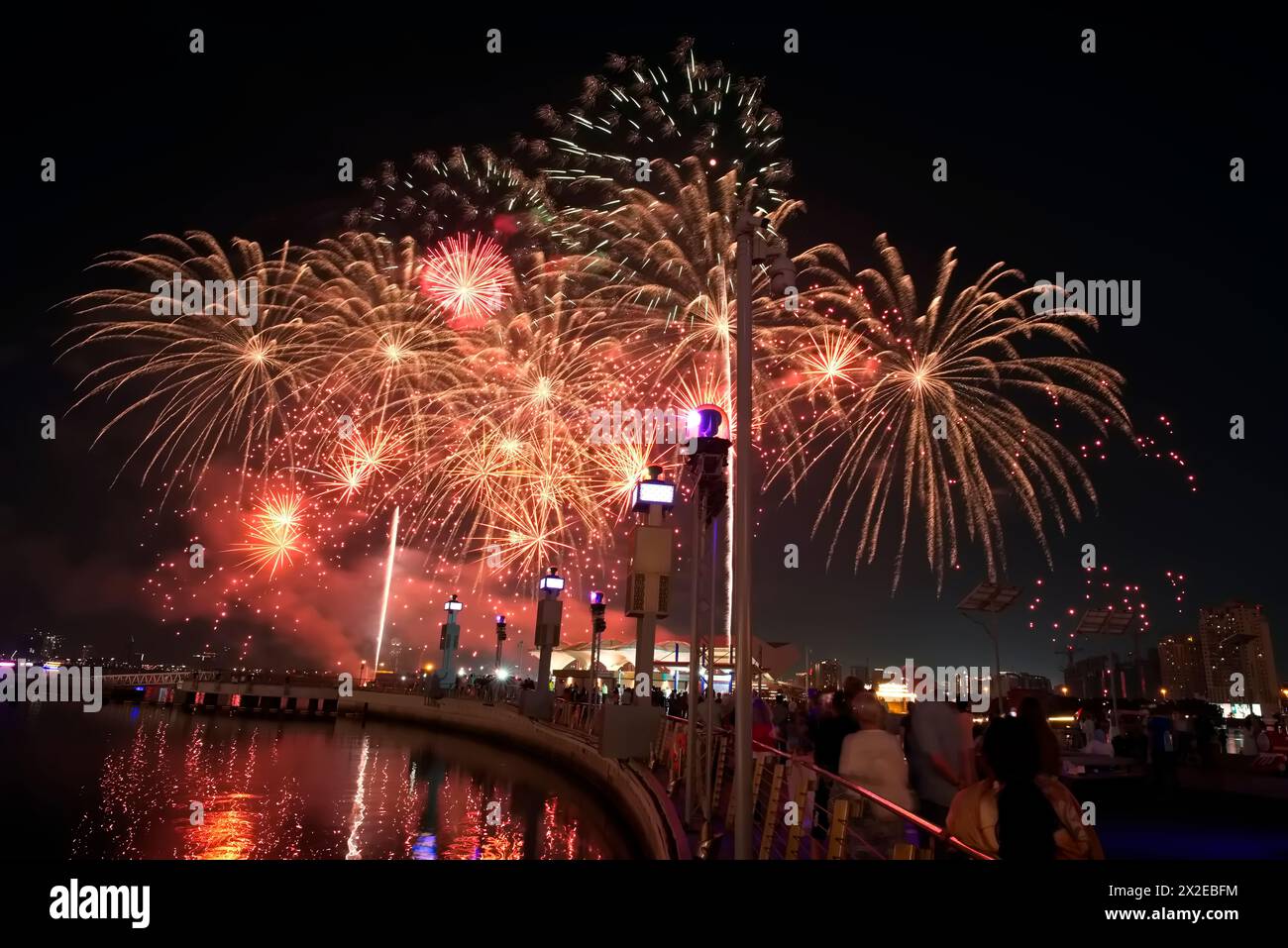 Dubai, Vereinigte Arabische Emirate – 04. April 2024, Dubai Festival Center DFC, Feuerwerk zur Feier des Ramadan Stockfoto