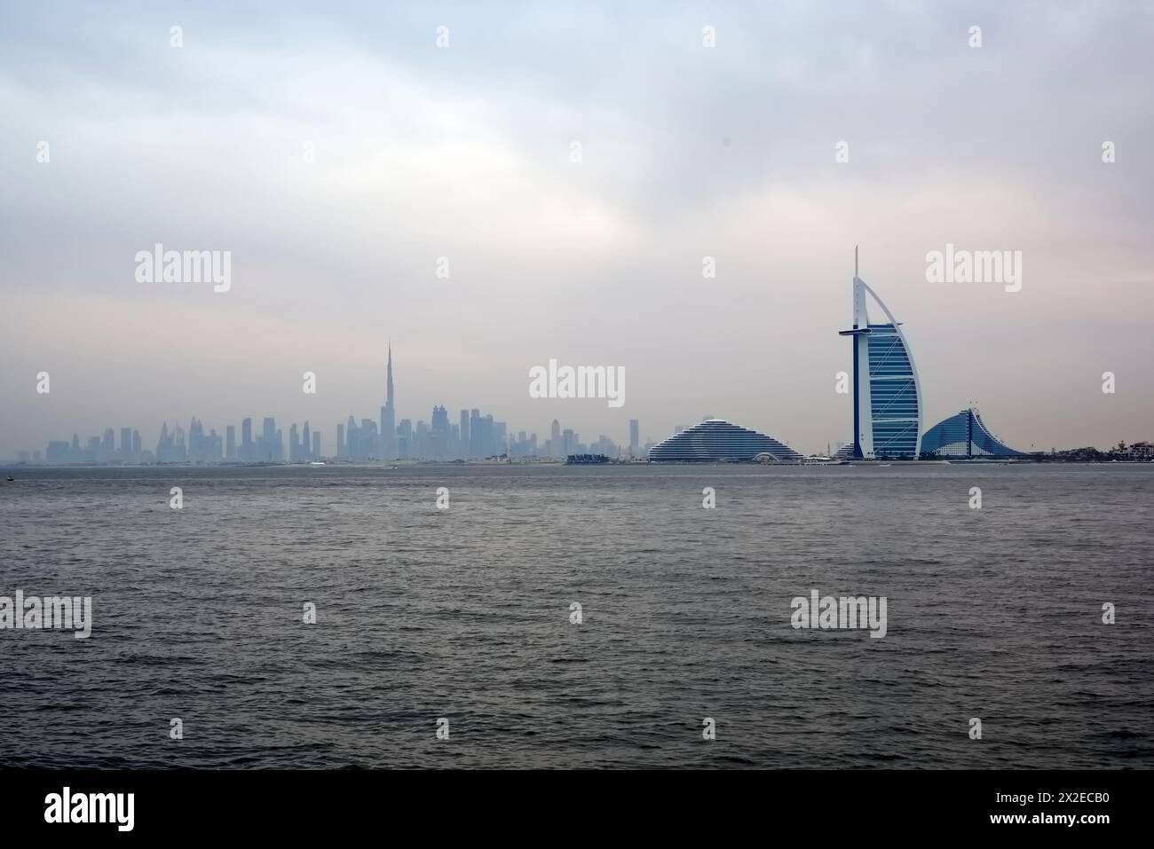 Skyline von Dubai von Palm Jumeirah der Blick auf Burj Al Arab und Dubai Downtown am Tag Stockfoto