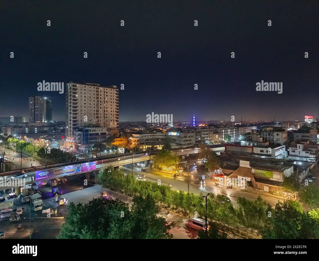 Wunderschöner Blick aus der Luft auf Karachi Stadt Sonnenuntergang. Karachi-Gebäude Stockfoto