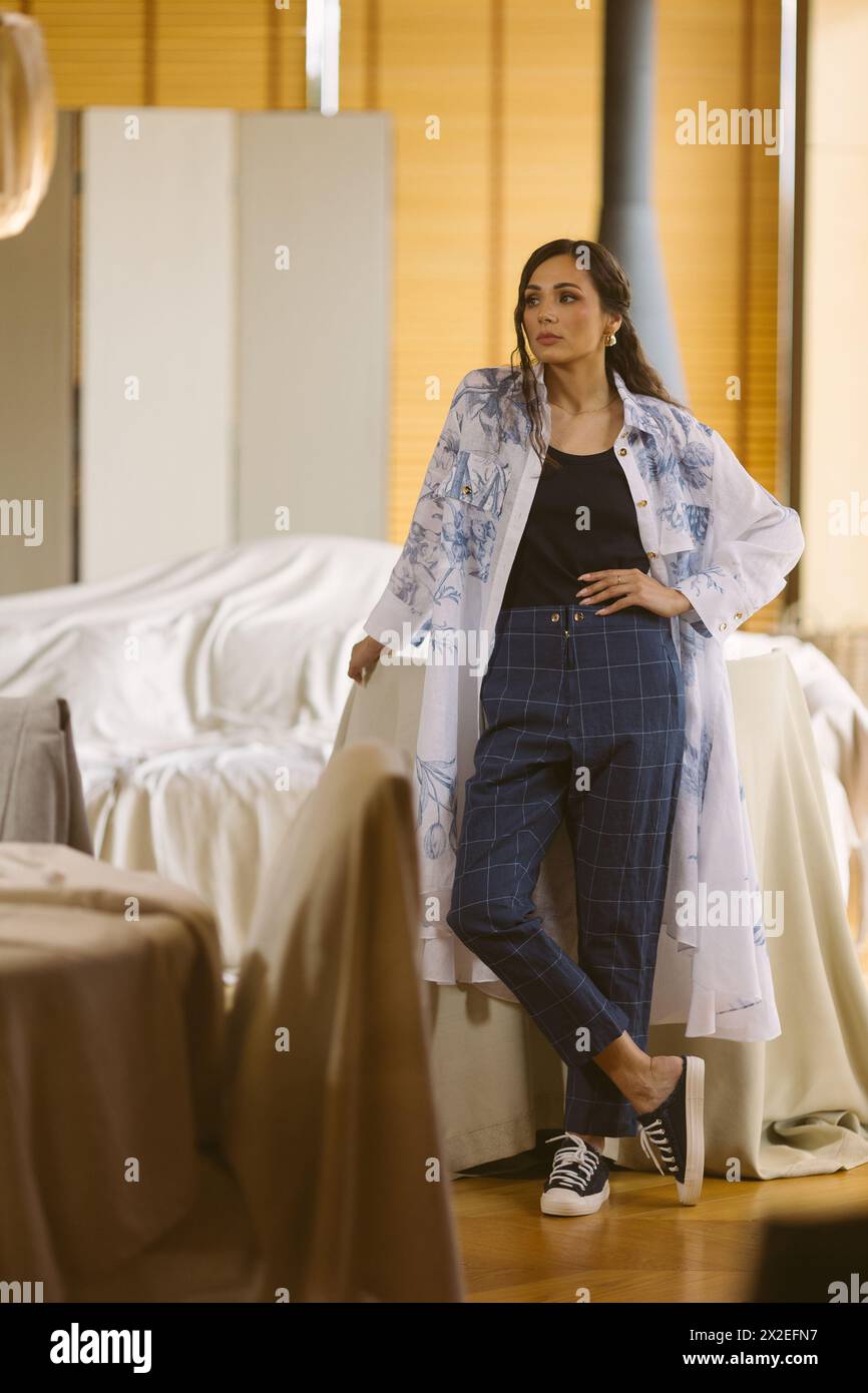 Modische, selbstbewusste Frau mit elegantem Anzug, Hose im Inneren. Modeporträt im Studio. Stockfoto