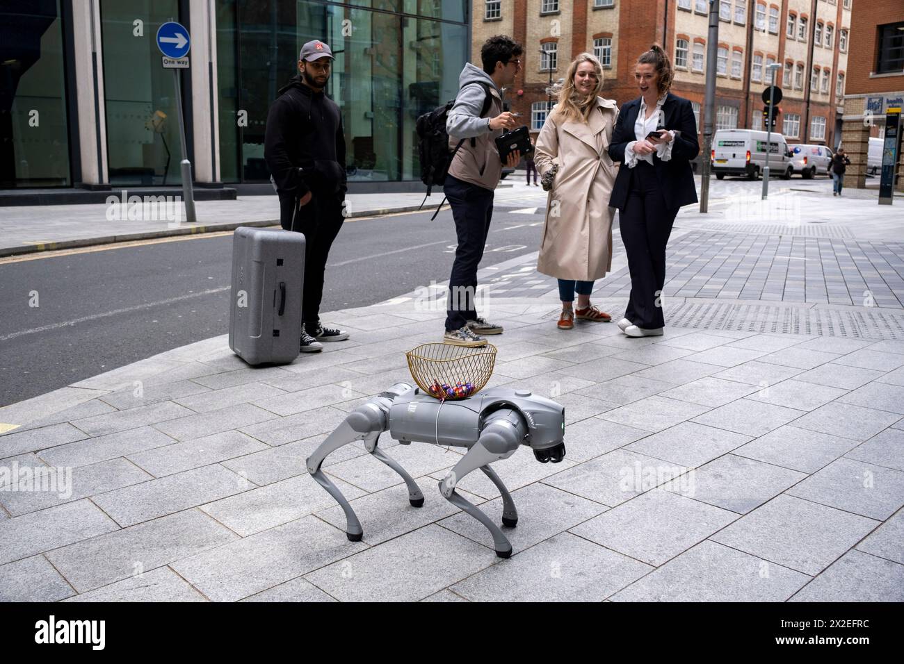 Studenten einer lokalen Universität zeigen ihren Roboterhund den Passanten am 10. April 2024 in London, Großbritannien. Stockfoto