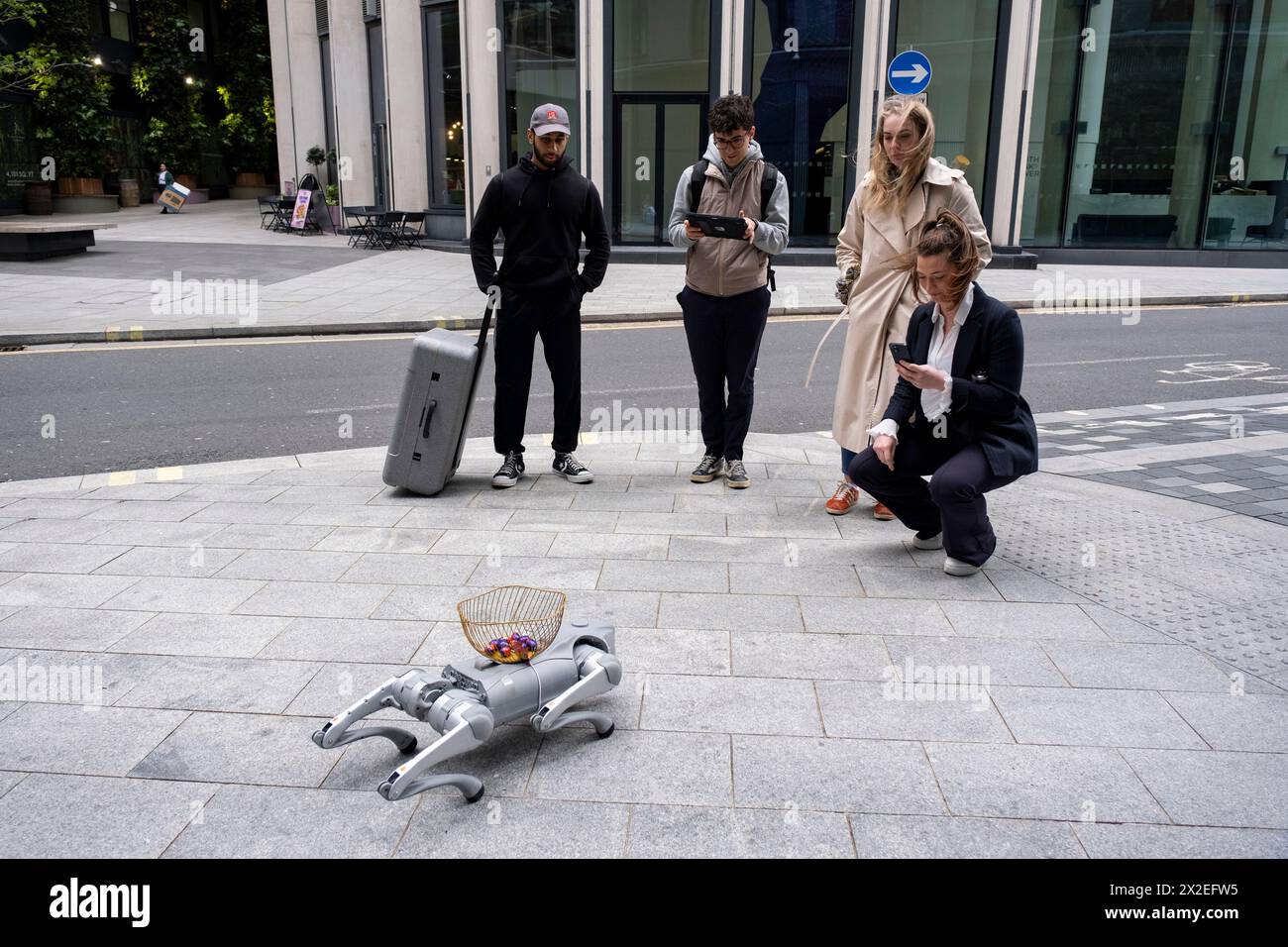 Studenten einer lokalen Universität zeigen ihren Roboterhund den Passanten am 10. April 2024 in London, Großbritannien. Stockfoto