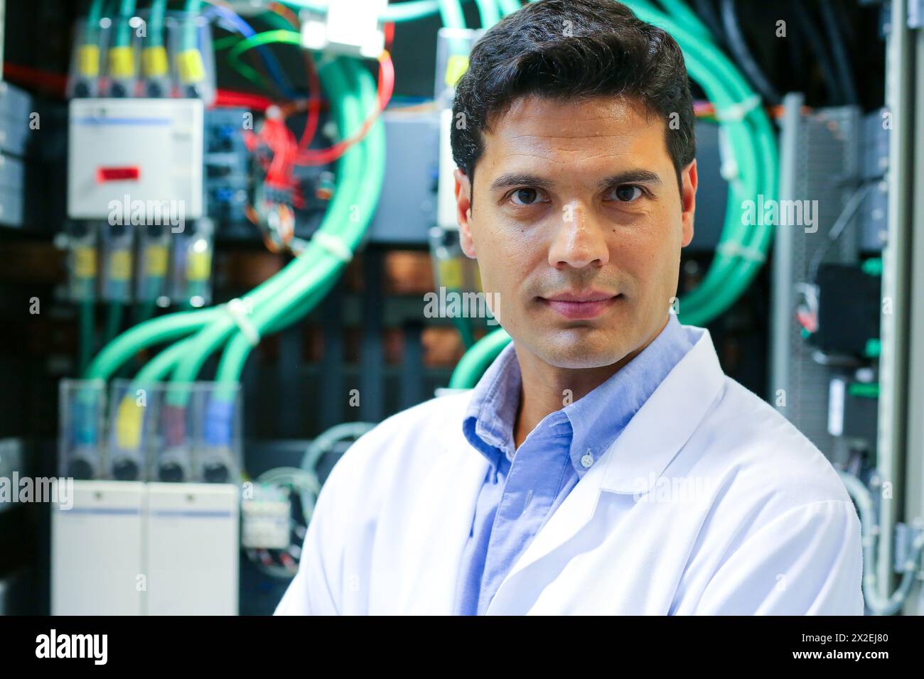 Forscher. Niederspannungs-Micro-Netzwerk. Test- und Zertifikatsdienste für intelligente Netze und intelligente Zähler. Zertifizierung von Leistungselektronikgeräten Stockfoto