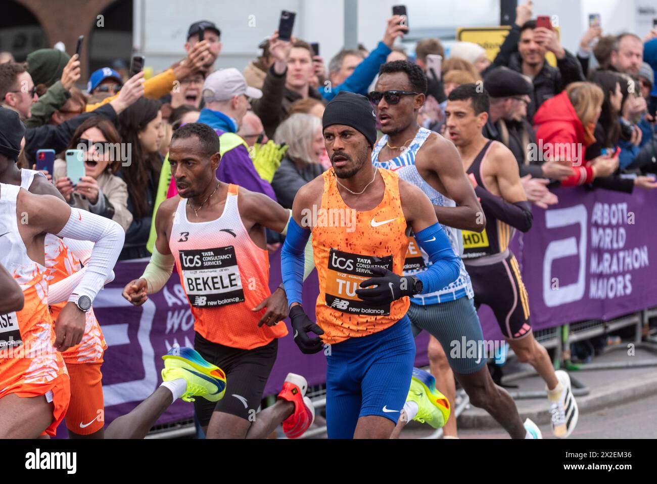 Kenenisa Bekele und Seifu Tura traten beim TCS London Marathon 2024 durch Tower Hill in London an. Stockfoto
