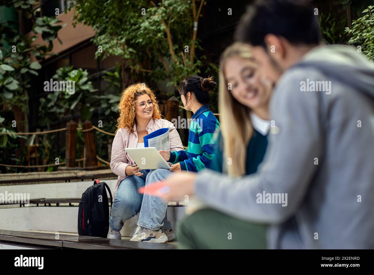 Verschiedene Gruppen von Studenten, die gemeinsam auf dem Campus lernen. Stockfoto