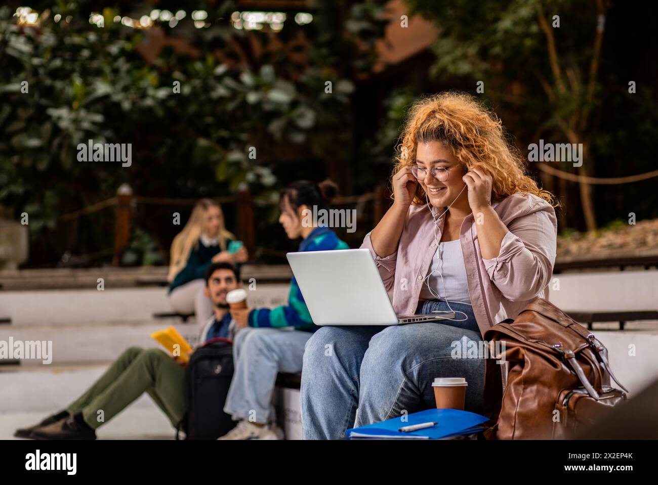 Porträt einer Studentin auf dem Campus mit Laptop. Stockfoto