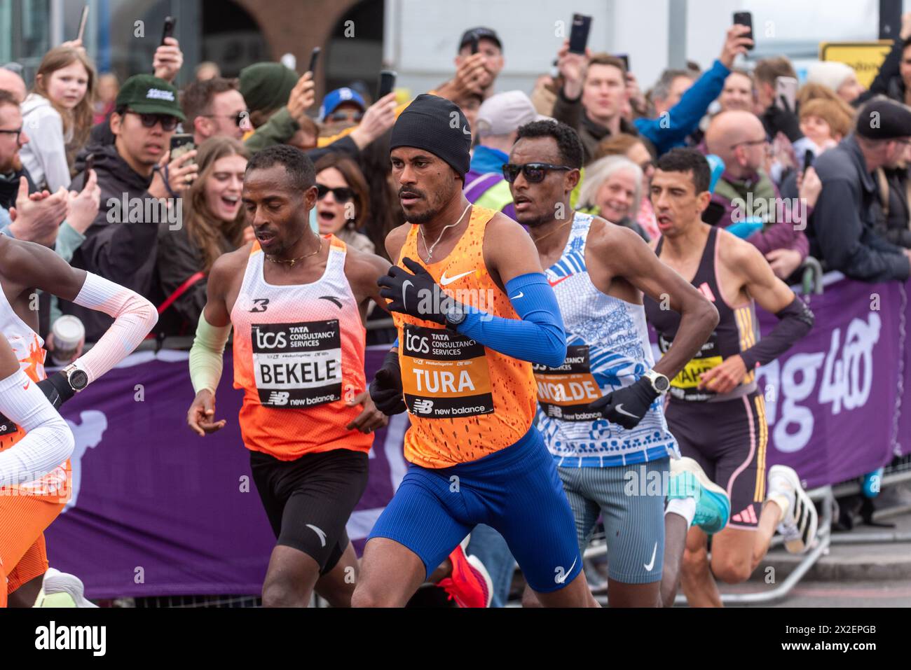 Kenenisa Bekele und Seifu Tura traten beim TCS London Marathon 2024 durch Tower Hill in London an. Stockfoto