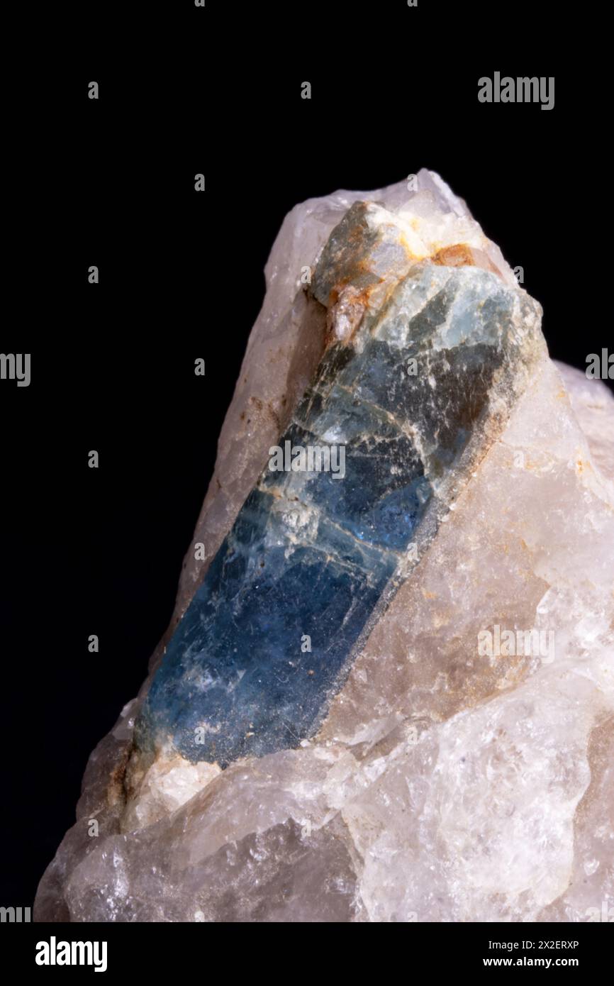 Blauer Turmalin-Kristall, stammt aus Sardegna, Italien. Stockfoto