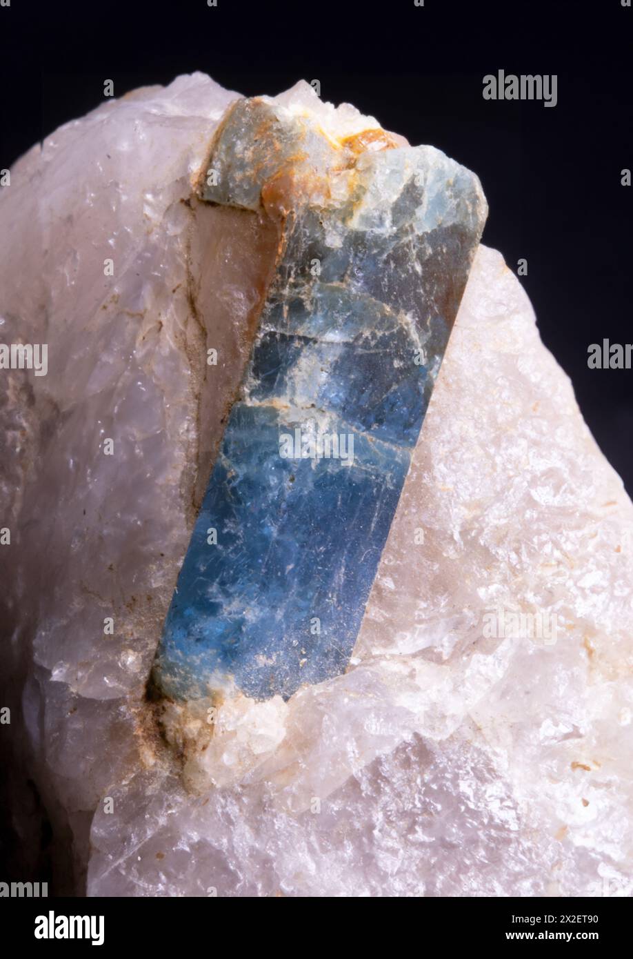 Blauer Turmalin-Kristall, stammt aus Sardegna, Italien. Stockfoto