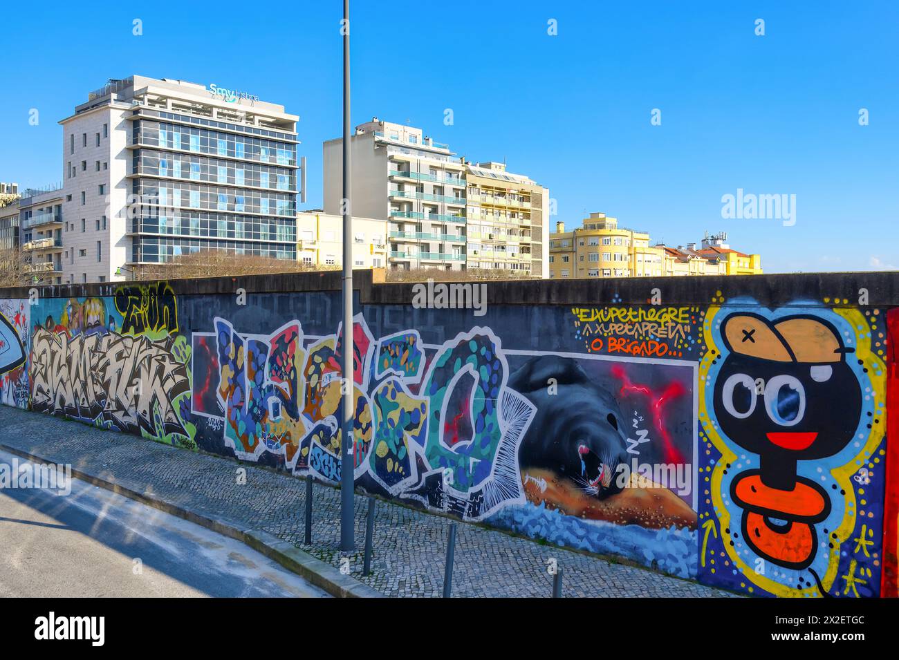 Graffiti-Gemälde städtischer Mauerzaun, Lissabon, Portugal Stockfoto