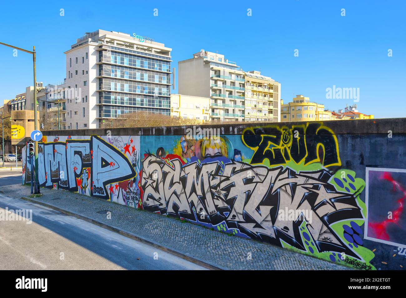 Graffiti-Gemälde städtischer Mauerzaun, Lissabon, Portugal Stockfoto