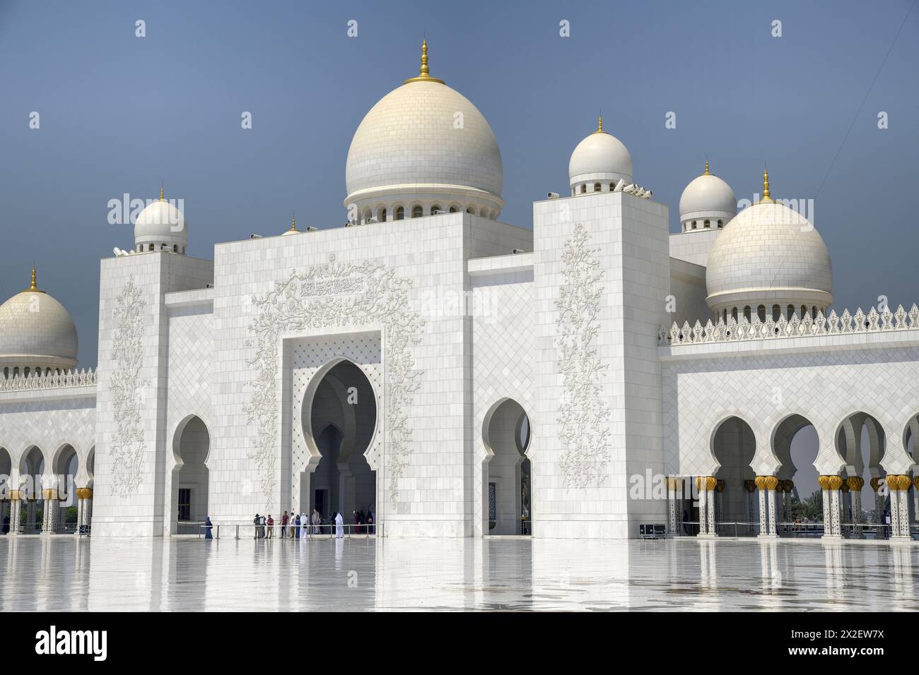 Geografie / Reisen, Vereinigte Arabische Emirate, Abu Dhabi, Scheich-Zayed-Moschee, Innenhof, ADDITIONAL-RIGHTS-CLEARANCE-INFO-NOT-AVAILABLE Stockfoto