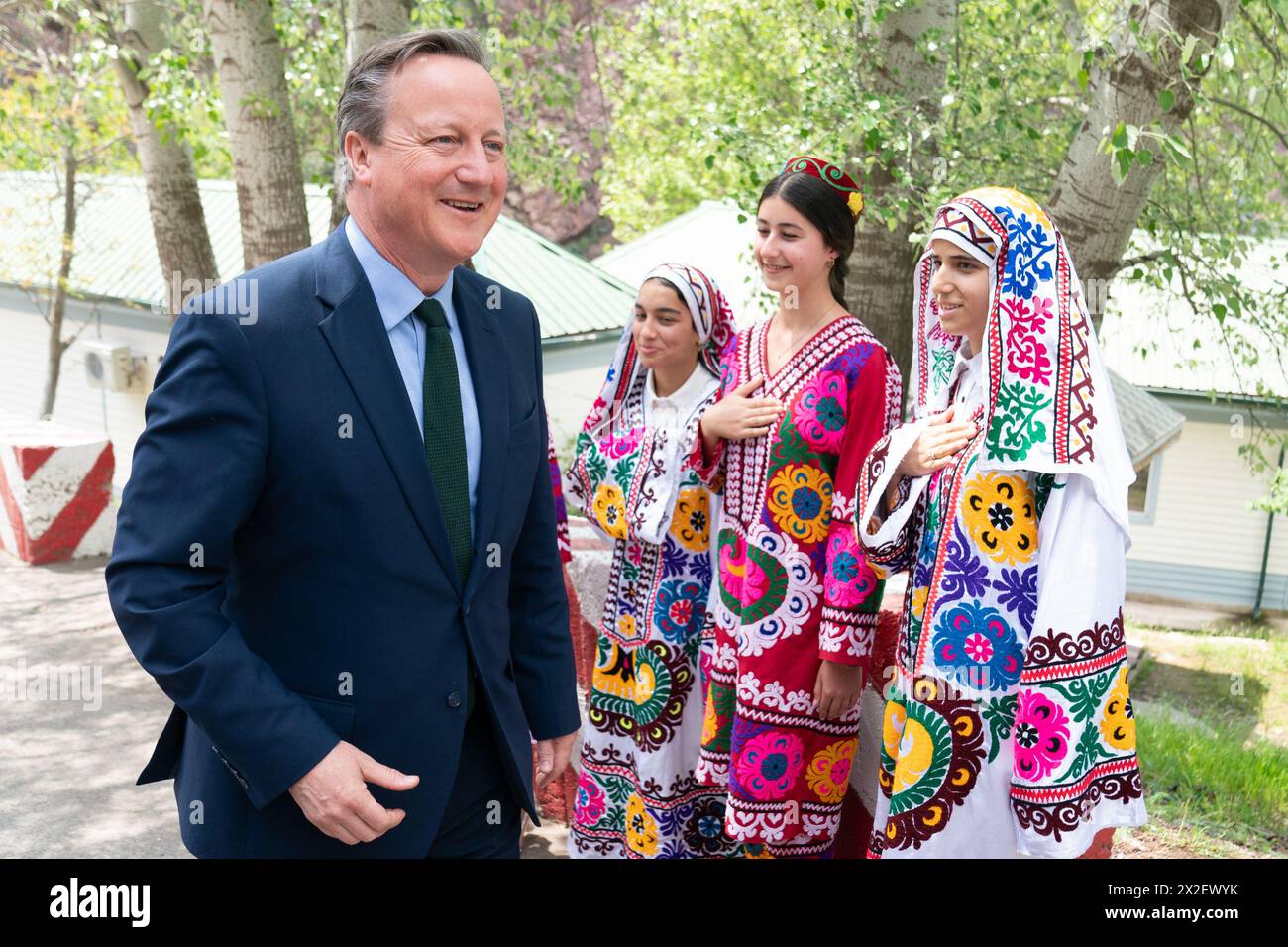 Außenminister Lord David Cameron trifft traditionelle Tänzer im Wasserkraftwerk Nurek und Tadschikistan während seiner fünftägigen Tour durch Zentralasien. Bilddatum: Montag, 22. April 2024. Stockfoto