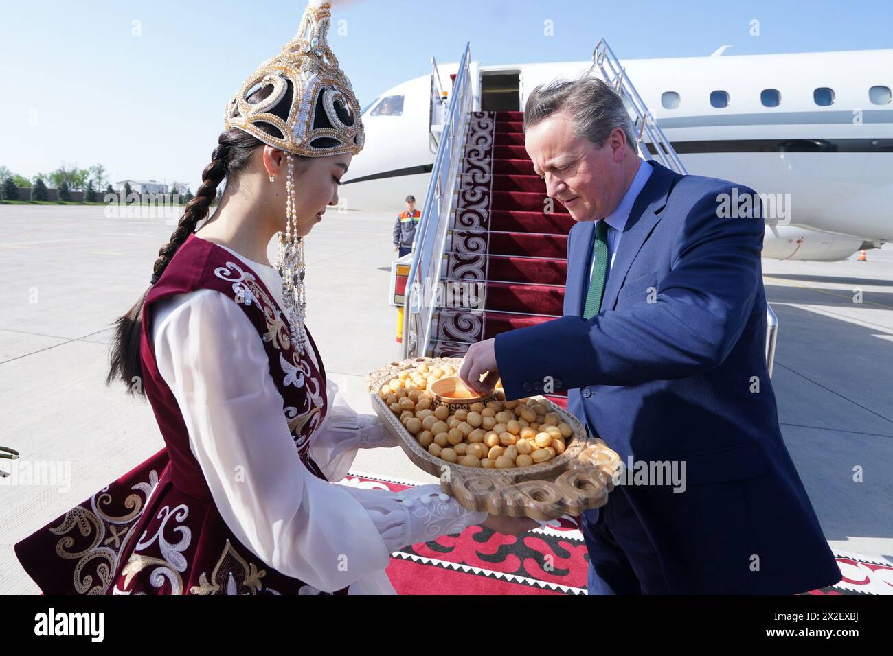 Außenminister Lord David Cameron trifft auf dem Flughafen Bishek in Kirgisistan während seiner fünftägigen Reise durch Zentralasien ein. Bilddatum: Montag, 22. April 2024. Stockfoto