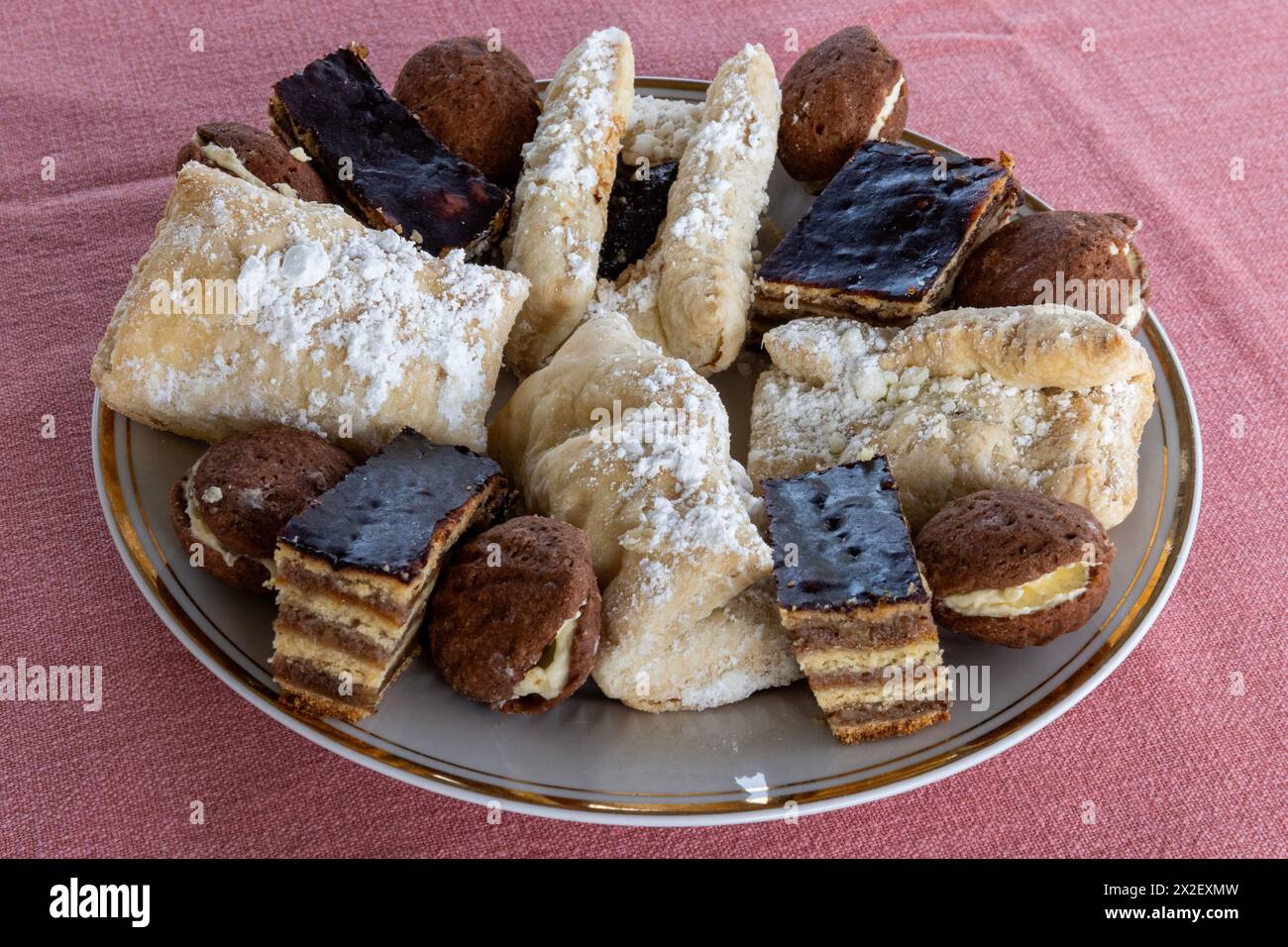 Szephalom, Ungarn. April 2024. Ein Teller mit traditionellen hausgemachten ungarischen Kuchen. Quelle: Mark Kerrison/Alamy Live News Stockfoto