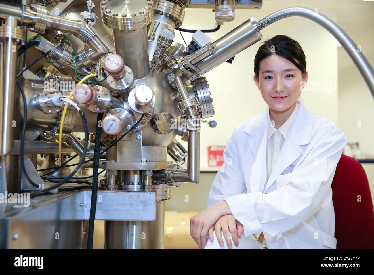 Forscher. Oberflächenspektrometer, Photoelektronenspektroskopie, Schneckenelektronenspektroskopie, AES, VG Scientific ESCAlab 200D Oberflächenanalysegeräte. Stockfoto