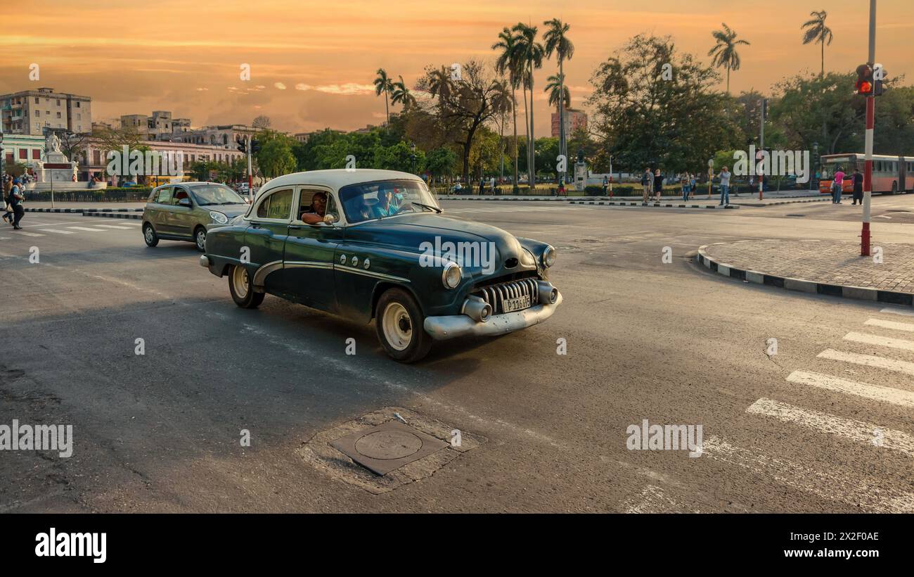 Altes amerikanisches Oldtimerfahrzeug, das in die Innenstadt von Havanna, Kuba fährt Stockfoto