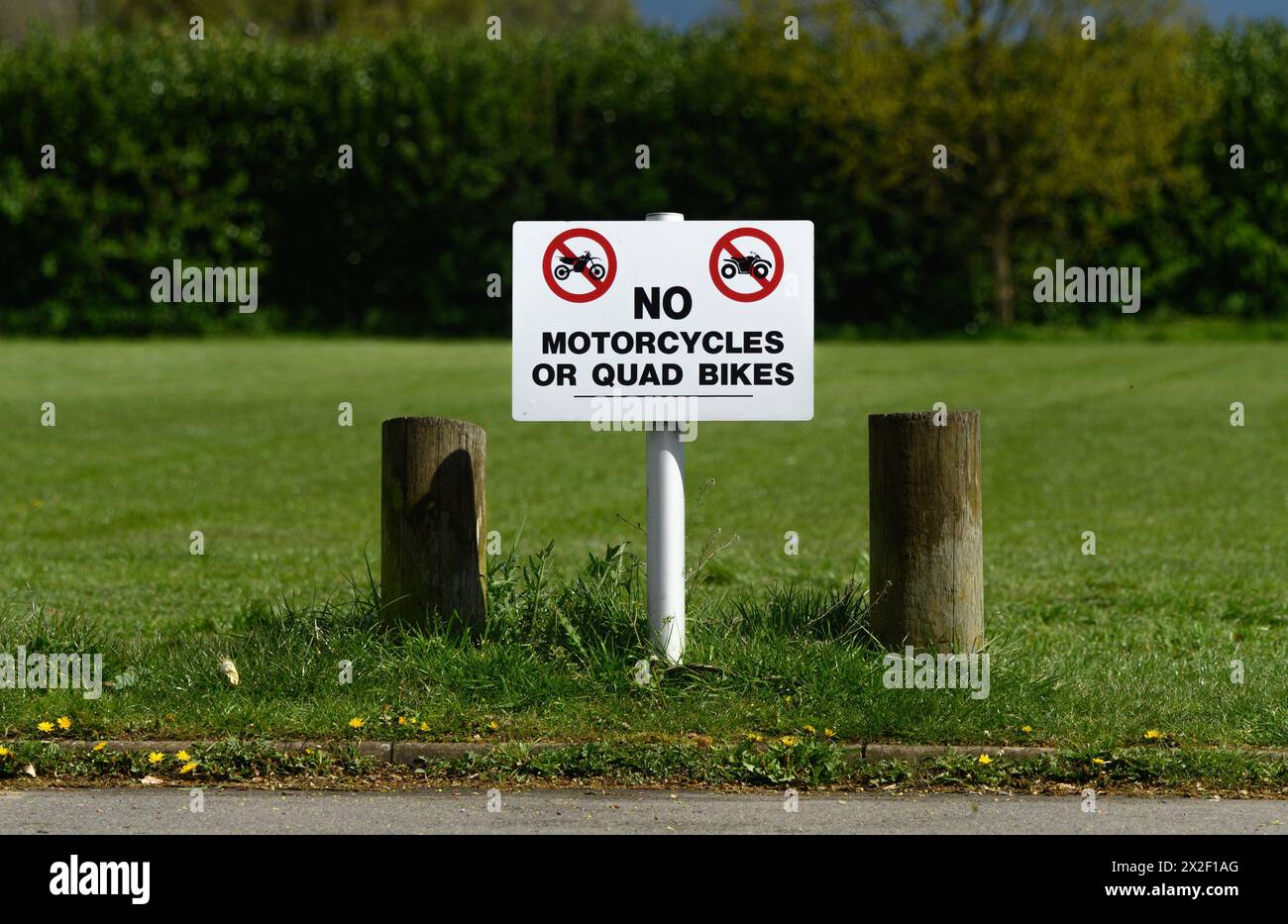 Schild mit der Aufschrift „keine Motorräder oder Quad Bikes“ auf einem Dorfgrün, Kent, Großbritannien. Stockfoto