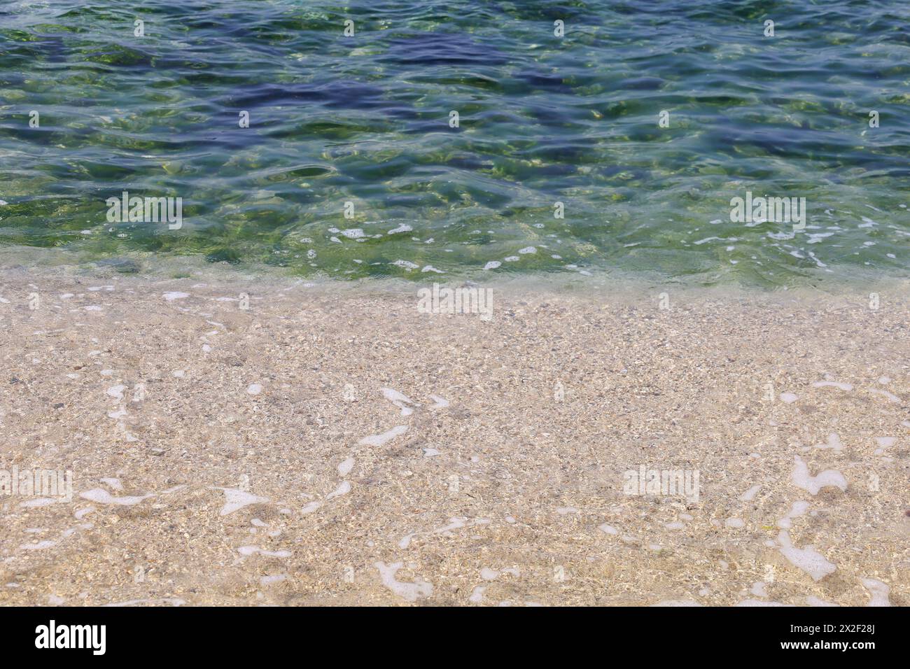 Leerer Sandstrand mit Meereswellen Hintergrund. Sommerurlaub Reise- und Urlaubskonzept - Naturlandschaft Raumfläche Stockfoto