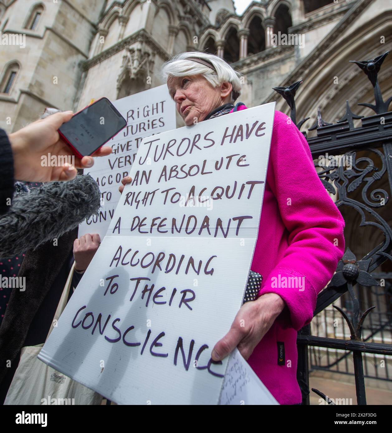 London, England, Großbritannien. April 2024. TRUDI WARNER (68) wird vor den Royal Courts of Justice in London gesehen, nachdem der Richter des High Court die Erlaubnis verweigert hat, rechtliche Schritte gegen Frau Warner wegen Missachtung des Gerichts einzuleiten. Sie wurde beschuldigt, dass sie vor einem Gericht vor einem Prozess gegen Klimaaktivisten ein Schild hochgehalten habe. Sie wurde am 27. März letzten Jahres verhaftet, weil sie ein Plakat vor einem Eingang hochgehalten hatte, das von Geschworenen am Inner London Crown Court benutzt wurde, bevor Mitglieder der Klimagruppe Isolate Britain verwickelt waren. Quelle: ZUMA Press, Inc./Alamy Live News Stockfoto