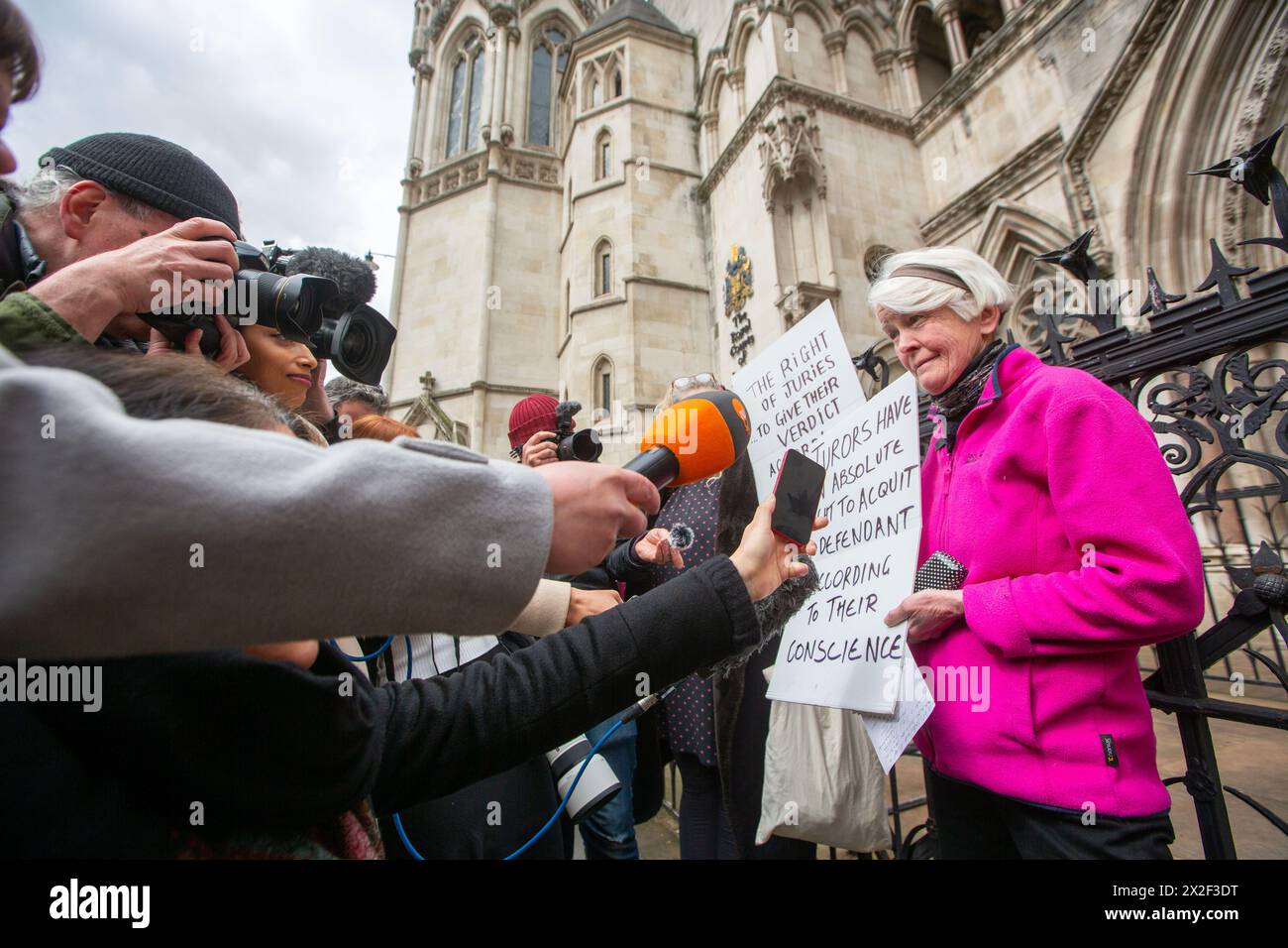 London, England, Großbritannien. April 2024. TRUDI WARNER (68) wird vor den Royal Courts of Justice in London gesehen, nachdem der Richter des High Court die Erlaubnis verweigert hat, rechtliche Schritte gegen Frau Warner wegen Missachtung des Gerichts einzuleiten. Sie wurde beschuldigt, dass sie vor einem Gericht vor einem Prozess gegen Klimaaktivisten ein Schild hochgehalten habe. Sie wurde am 27. März letzten Jahres verhaftet, weil sie ein Plakat vor einem Eingang hochgehalten hatte, das von Geschworenen am Inner London Crown Court benutzt wurde, bevor Mitglieder der Klimagruppe Isolate Britain verwickelt waren. Quelle: ZUMA Press, Inc./Alamy Live News Stockfoto