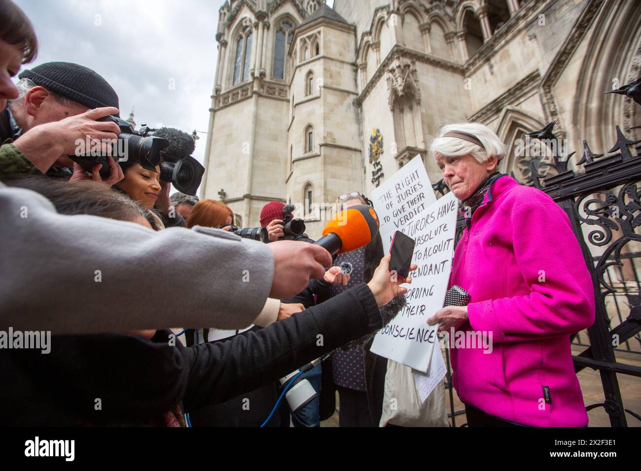 London, England, Großbritannien. April 2024. TRUDI WARNER (68) wird vor den Royal Courts of Justice in London gesehen, nachdem der Richter des High Court die Erlaubnis verweigert hat, rechtliche Schritte gegen Frau Warner wegen Missachtung des Gerichts einzuleiten. Sie wurde beschuldigt, dass sie vor einem Gericht vor einem Prozess gegen Klimaaktivisten ein Schild hochgehalten habe. Sie wurde am 27. März letzten Jahres verhaftet, weil sie ein Plakat vor einem Eingang hochgehalten hatte, das von Geschworenen am Inner London Crown Court benutzt wurde, bevor Mitglieder der Klimagruppe Isolate Britain verwickelt waren. Quelle: ZUMA Press, Inc./Alamy Live News Stockfoto