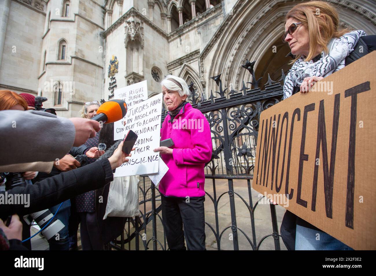 London, England, Großbritannien. April 2024. TRUDI WARNER (68) wird vor den Royal Courts of Justice in London gesehen, nachdem der Richter des High Court die Erlaubnis verweigert hat, rechtliche Schritte gegen Frau Warner wegen Missachtung des Gerichts einzuleiten. Sie wurde beschuldigt, dass sie vor einem Gericht vor einem Prozess gegen Klimaaktivisten ein Schild hochgehalten habe. Sie wurde am 27. März letzten Jahres verhaftet, weil sie ein Plakat vor einem Eingang hochgehalten hatte, das von Geschworenen am Inner London Crown Court benutzt wurde, bevor Mitglieder der Klimagruppe Isolate Britain verwickelt waren. Quelle: ZUMA Press, Inc./Alamy Live News Stockfoto