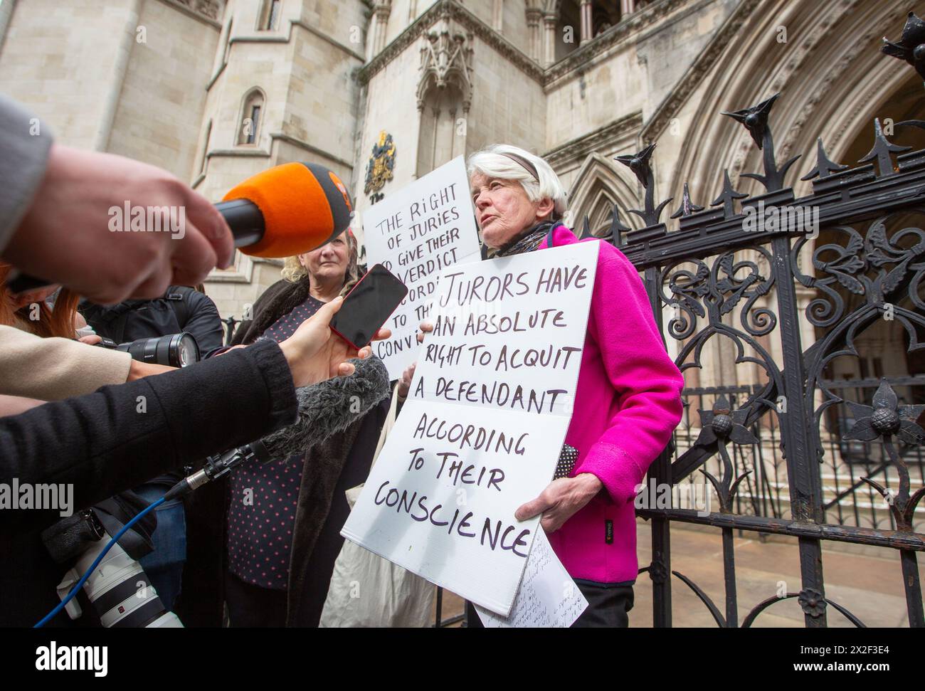 London, England, Großbritannien. April 2024. TRUDI WARNER (68) wird vor den Royal Courts of Justice in London gesehen, nachdem der Richter des High Court die Erlaubnis verweigert hat, rechtliche Schritte gegen Frau Warner wegen Missachtung des Gerichts einzuleiten. Sie wurde beschuldigt, dass sie vor einem Gericht vor einem Prozess gegen Klimaaktivisten ein Schild hochgehalten habe. Sie wurde am 27. März letzten Jahres verhaftet, weil sie ein Plakat vor einem Eingang hochgehalten hatte, das von Geschworenen am Inner London Crown Court benutzt wurde, bevor Mitglieder der Klimagruppe Isolate Britain verwickelt waren. Quelle: ZUMA Press, Inc./Alamy Live News Stockfoto