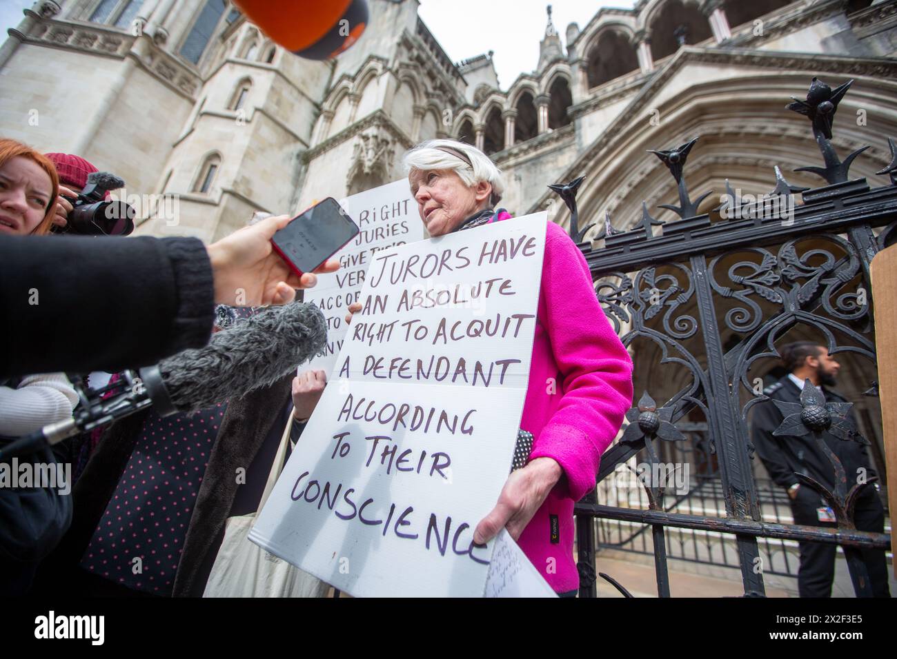 London, England, Großbritannien. April 2024. TRUDI WARNER (68) wird vor den Royal Courts of Justice in London gesehen, nachdem der Richter des High Court die Erlaubnis verweigert hat, rechtliche Schritte gegen Frau Warner wegen Missachtung des Gerichts einzuleiten. Sie wurde beschuldigt, dass sie vor einem Gericht vor einem Prozess gegen Klimaaktivisten ein Schild hochgehalten habe. Sie wurde am 27. März letzten Jahres verhaftet, weil sie ein Plakat vor einem Eingang hochgehalten hatte, das von Geschworenen am Inner London Crown Court benutzt wurde, bevor Mitglieder der Klimagruppe Isolate Britain verwickelt waren. Quelle: ZUMA Press, Inc./Alamy Live News Stockfoto