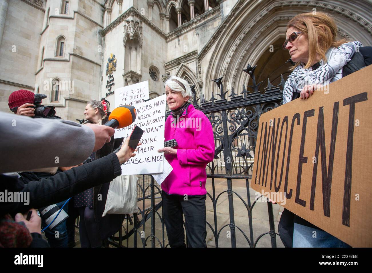 London, England, Großbritannien. April 2024. TRUDI WARNER (68) wird vor den Royal Courts of Justice in London gesehen, nachdem der Richter des High Court die Erlaubnis verweigert hat, rechtliche Schritte gegen Frau Warner wegen Missachtung des Gerichts einzuleiten. Sie wurde beschuldigt, dass sie vor einem Gericht vor einem Prozess gegen Klimaaktivisten ein Schild hochgehalten habe. Sie wurde am 27. März letzten Jahres verhaftet, weil sie ein Plakat vor einem Eingang hochgehalten hatte, das von Geschworenen am Inner London Crown Court benutzt wurde, bevor Mitglieder der Klimagruppe Isolate Britain verwickelt waren. Quelle: ZUMA Press, Inc./Alamy Live News Stockfoto