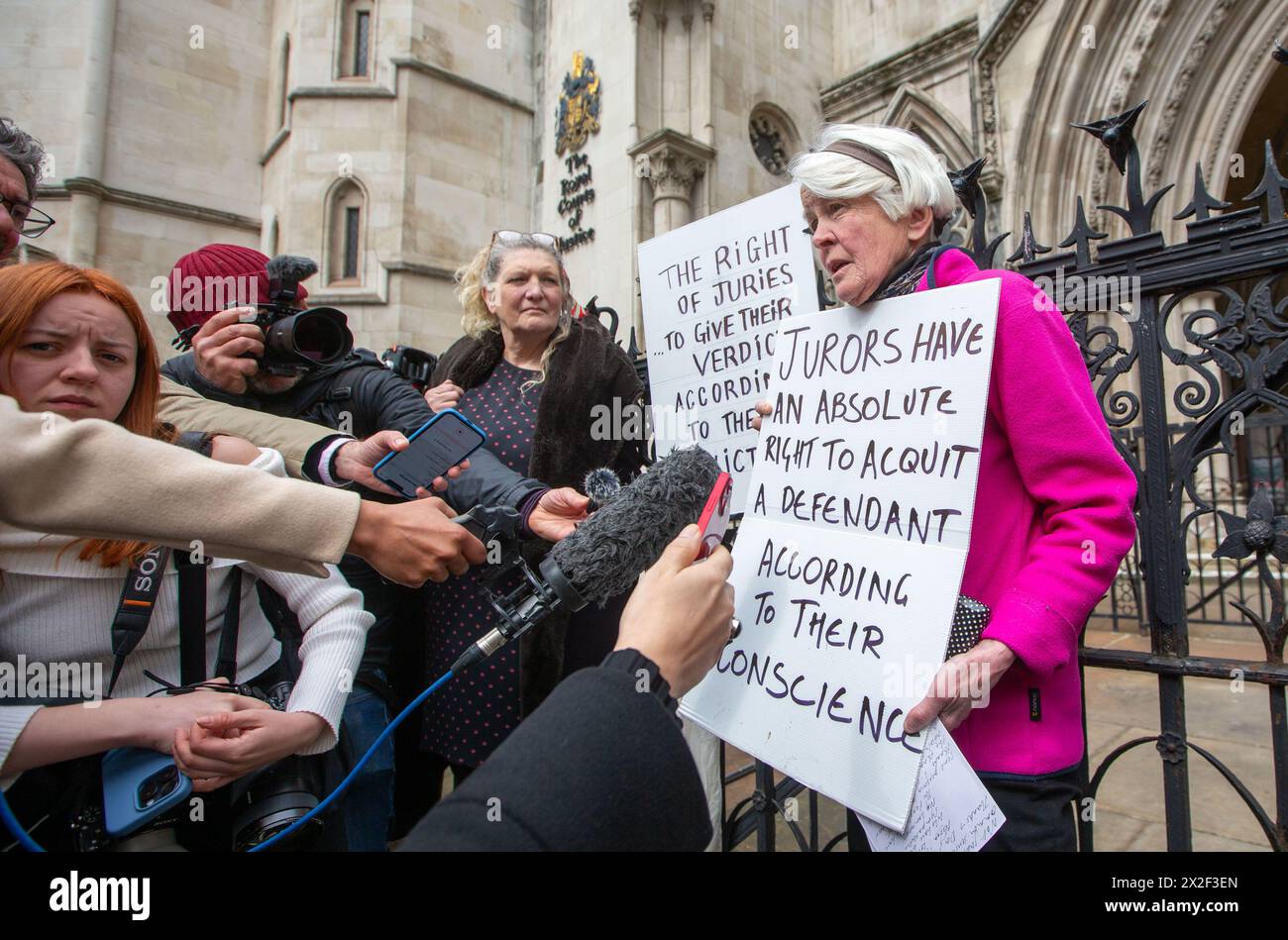 London, England, Großbritannien. April 2024. TRUDI WARNER (68) wird vor den Royal Courts of Justice in London gesehen, nachdem der Richter des High Court die Erlaubnis verweigert hat, rechtliche Schritte gegen Frau Warner wegen Missachtung des Gerichts einzuleiten. Sie wurde beschuldigt, dass sie vor einem Gericht vor einem Prozess gegen Klimaaktivisten ein Schild hochgehalten habe. Sie wurde am 27. März letzten Jahres verhaftet, weil sie ein Plakat vor einem Eingang hochgehalten hatte, das von Geschworenen am Inner London Crown Court benutzt wurde, bevor Mitglieder der Klimagruppe Isolate Britain verwickelt waren. Quelle: ZUMA Press, Inc./Alamy Live News Stockfoto