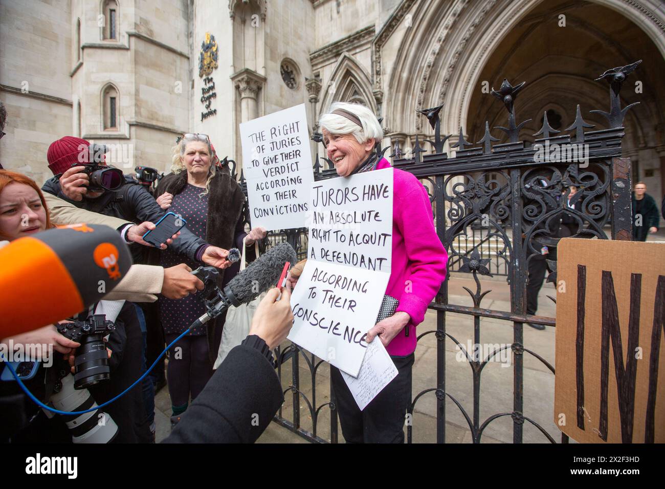 London, England, Großbritannien. April 2024. TRUDI WARNER (68) wird vor den Royal Courts of Justice in London gesehen, nachdem der Richter des High Court die Erlaubnis verweigert hat, rechtliche Schritte gegen Frau Warner wegen Missachtung des Gerichts einzuleiten. Sie wurde beschuldigt, dass sie vor einem Gericht vor einem Prozess gegen Klimaaktivisten ein Schild hochgehalten habe. Sie wurde am 27. März letzten Jahres verhaftet, weil sie ein Plakat vor einem Eingang hochgehalten hatte, das von Geschworenen am Inner London Crown Court benutzt wurde, bevor Mitglieder der Klimagruppe Isolate Britain verwickelt waren. Quelle: ZUMA Press, Inc./Alamy Live News Stockfoto