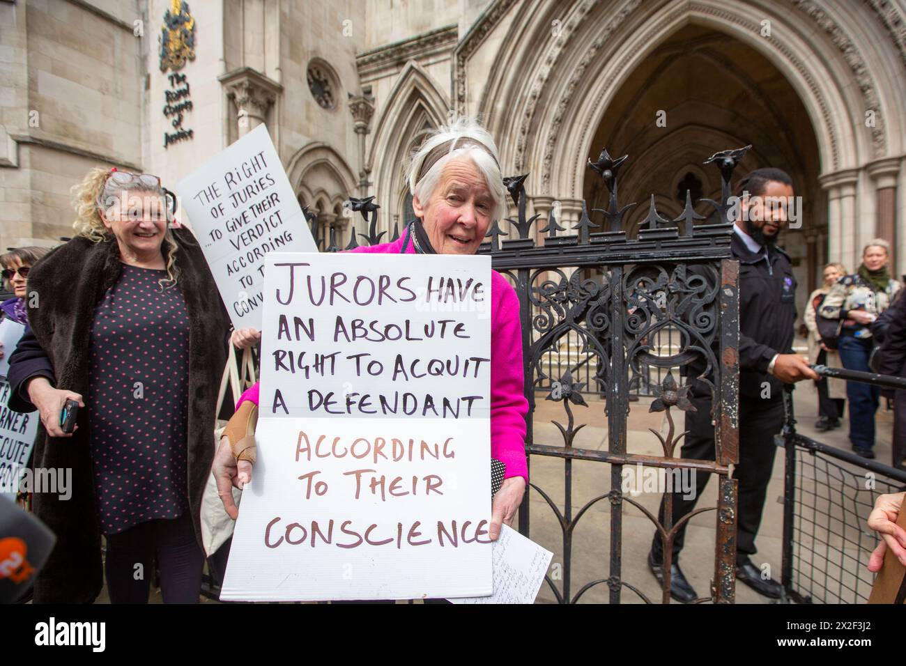 London, England, Großbritannien. April 2024. TRUDI WARNER (68) wird vor den Royal Courts of Justice in London gesehen, nachdem der Richter des High Court die Erlaubnis verweigert hat, rechtliche Schritte gegen Frau Warner wegen Missachtung des Gerichts einzuleiten. Sie wurde beschuldigt, dass sie vor einem Gericht vor einem Prozess gegen Klimaaktivisten ein Schild hochgehalten habe. Sie wurde am 27. März letzten Jahres verhaftet, weil sie ein Plakat vor einem Eingang hochgehalten hatte, das von Geschworenen am Inner London Crown Court benutzt wurde, bevor Mitglieder der Klimagruppe Isolate Britain verwickelt waren. Quelle: ZUMA Press, Inc./Alamy Live News Stockfoto