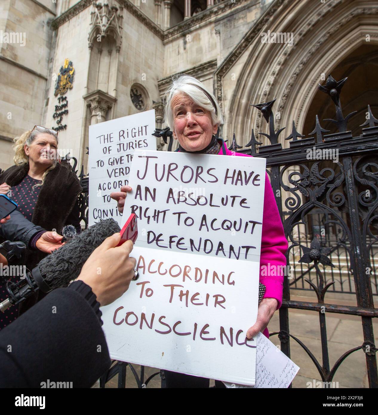London, England, Großbritannien. April 2024. TRUDI WARNER (68) wird vor den Royal Courts of Justice in London gesehen, nachdem der Richter des High Court die Erlaubnis verweigert hat, rechtliche Schritte gegen Frau Warner wegen Missachtung des Gerichts einzuleiten. Sie wurde beschuldigt, dass sie vor einem Gericht vor einem Prozess gegen Klimaaktivisten ein Schild hochgehalten habe. Sie wurde am 27. März letzten Jahres verhaftet, weil sie ein Plakat vor einem Eingang hochgehalten hatte, das von Geschworenen am Inner London Crown Court benutzt wurde, bevor Mitglieder der Klimagruppe Isolate Britain verwickelt waren. Quelle: ZUMA Press, Inc./Alamy Live News Stockfoto