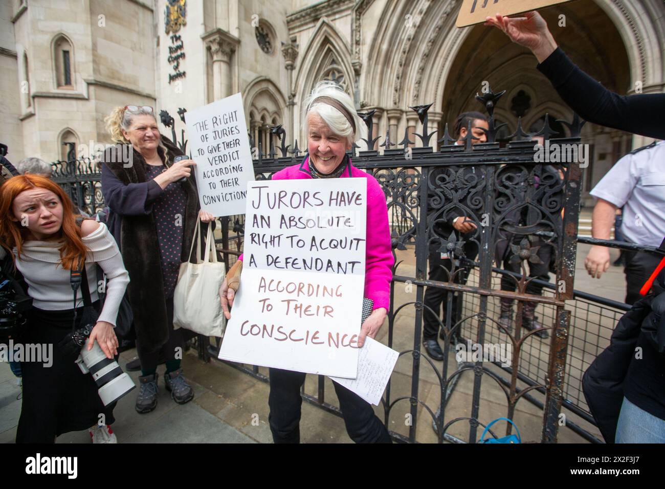London, England, Großbritannien. April 2024. TRUDI WARNER (68) wird vor den Royal Courts of Justice in London gesehen, nachdem der Richter des High Court die Erlaubnis verweigert hat, rechtliche Schritte gegen Frau Warner wegen Missachtung des Gerichts einzuleiten. Sie wurde beschuldigt, dass sie vor einem Gericht vor einem Prozess gegen Klimaaktivisten ein Schild hochgehalten habe. Sie wurde am 27. März letzten Jahres verhaftet, weil sie ein Plakat vor einem Eingang hochgehalten hatte, das von Geschworenen am Inner London Crown Court benutzt wurde, bevor Mitglieder der Klimagruppe Isolate Britain verwickelt waren. Quelle: ZUMA Press, Inc./Alamy Live News Stockfoto