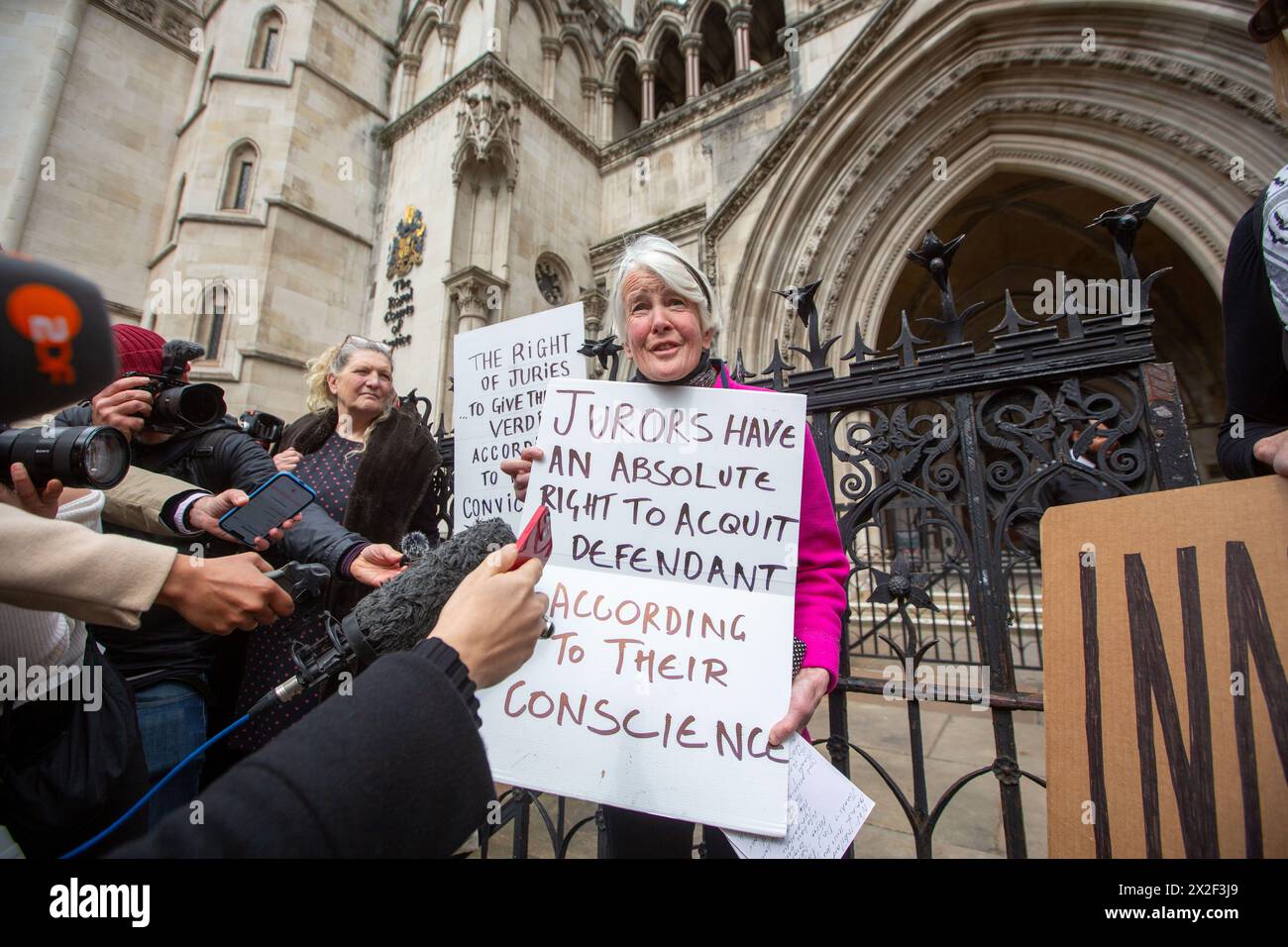 London, England, Großbritannien. April 2024. TRUDI WARNER (68) wird vor den Royal Courts of Justice in London gesehen, nachdem der Richter des High Court die Erlaubnis verweigert hat, rechtliche Schritte gegen Frau Warner wegen Missachtung des Gerichts einzuleiten. Sie wurde beschuldigt, dass sie vor einem Gericht vor einem Prozess gegen Klimaaktivisten ein Schild hochgehalten habe. Sie wurde am 27. März letzten Jahres verhaftet, weil sie ein Plakat vor einem Eingang hochgehalten hatte, das von Geschworenen am Inner London Crown Court benutzt wurde, bevor Mitglieder der Klimagruppe Isolate Britain verwickelt waren. Quelle: ZUMA Press, Inc./Alamy Live News Stockfoto