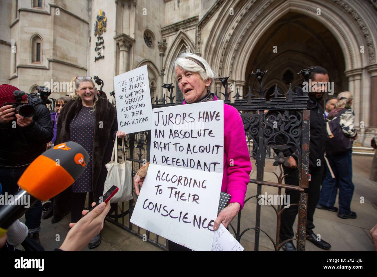 London, England, Großbritannien. April 2024. TRUDI WARNER (68) wird vor den Royal Courts of Justice in London gesehen, nachdem der Richter des High Court die Erlaubnis verweigert hat, rechtliche Schritte gegen Frau Warner wegen Missachtung des Gerichts einzuleiten. Sie wurde beschuldigt, dass sie vor einem Gericht vor einem Prozess gegen Klimaaktivisten ein Schild hochgehalten habe. Sie wurde am 27. März letzten Jahres verhaftet, weil sie ein Plakat vor einem Eingang hochgehalten hatte, das von Geschworenen am Inner London Crown Court benutzt wurde, bevor Mitglieder der Klimagruppe Isolate Britain verwickelt waren. Quelle: ZUMA Press, Inc./Alamy Live News Stockfoto