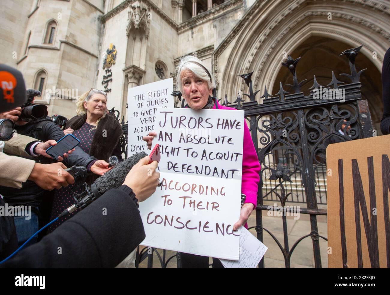 London, England, Großbritannien. April 2024. TRUDI WARNER (68) wird vor den Royal Courts of Justice in London gesehen, nachdem der Richter des High Court die Erlaubnis verweigert hat, rechtliche Schritte gegen Frau Warner wegen Missachtung des Gerichts einzuleiten. Sie wurde beschuldigt, dass sie vor einem Gericht vor einem Prozess gegen Klimaaktivisten ein Schild hochgehalten habe. Sie wurde am 27. März letzten Jahres verhaftet, weil sie ein Plakat vor einem Eingang hochgehalten hatte, das von Geschworenen am Inner London Crown Court benutzt wurde, bevor Mitglieder der Klimagruppe Isolate Britain verwickelt waren. Quelle: ZUMA Press, Inc./Alamy Live News Stockfoto
