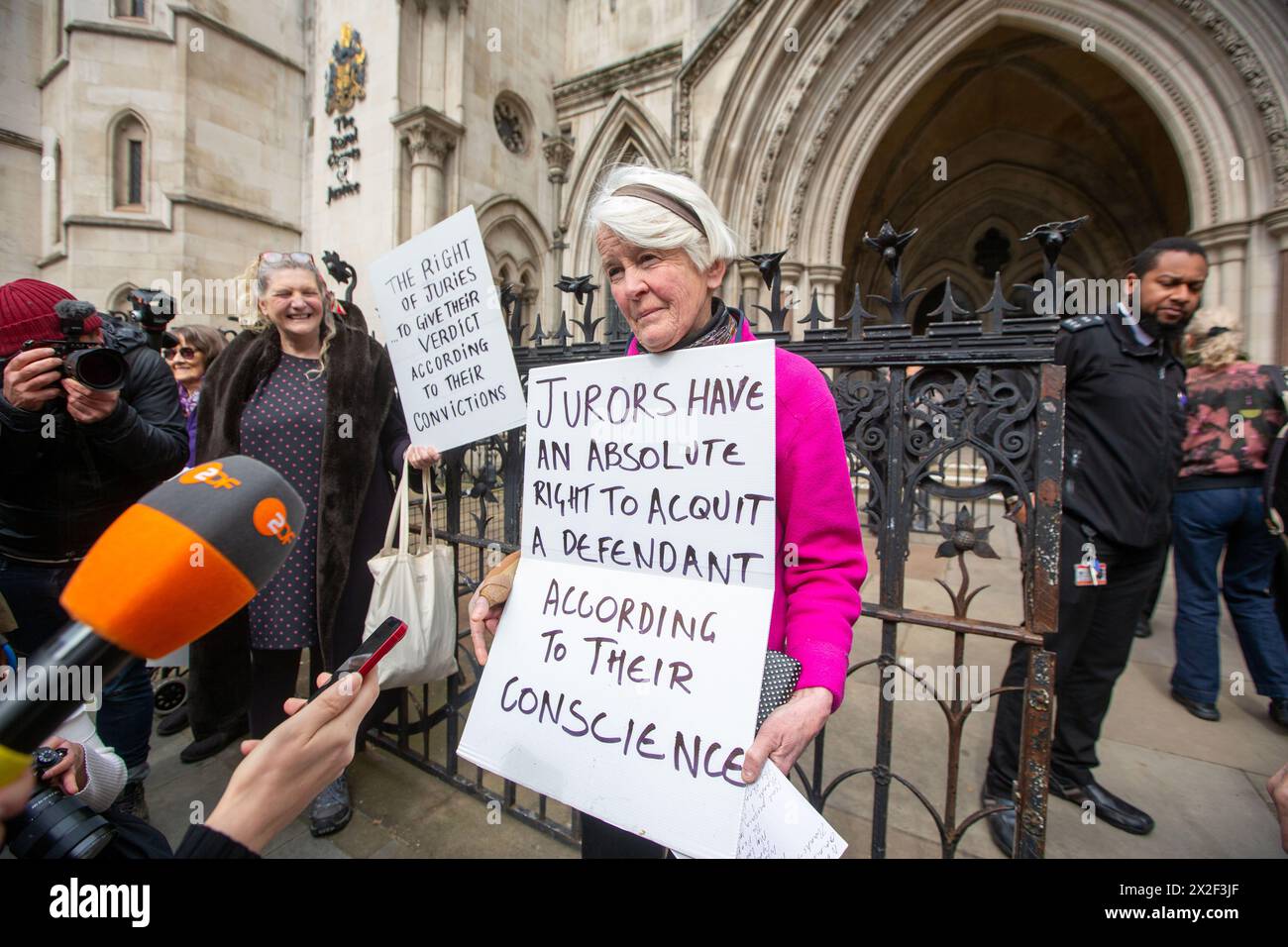 London, England, Großbritannien. April 2024. TRUDI WARNER (68) wird vor den Royal Courts of Justice in London gesehen, nachdem der Richter des High Court die Erlaubnis verweigert hat, rechtliche Schritte gegen Frau Warner wegen Missachtung des Gerichts einzuleiten. Sie wurde beschuldigt, dass sie vor einem Gericht vor einem Prozess gegen Klimaaktivisten ein Schild hochgehalten habe. Sie wurde am 27. März letzten Jahres verhaftet, weil sie ein Plakat vor einem Eingang hochgehalten hatte, das von Geschworenen am Inner London Crown Court benutzt wurde, bevor Mitglieder der Klimagruppe Isolate Britain verwickelt waren. Quelle: ZUMA Press, Inc./Alamy Live News Stockfoto