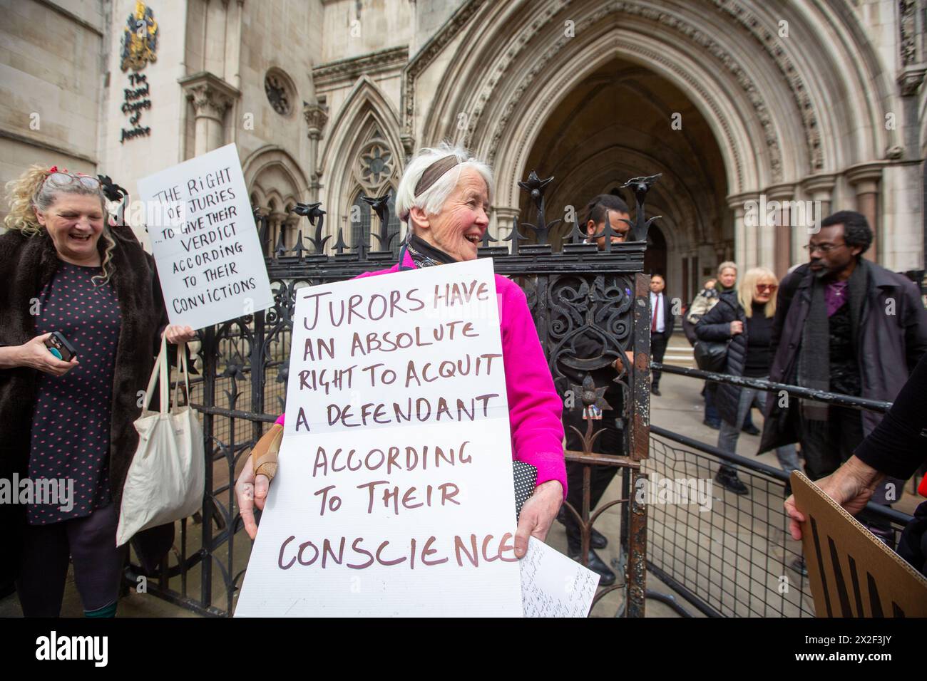 London, England, Großbritannien. April 2024. TRUDI WARNER (68) wird vor den Royal Courts of Justice in London gesehen, nachdem der Richter des High Court die Erlaubnis verweigert hat, rechtliche Schritte gegen Frau Warner wegen Missachtung des Gerichts einzuleiten. Sie wurde beschuldigt, dass sie vor einem Gericht vor einem Prozess gegen Klimaaktivisten ein Schild hochgehalten habe. Sie wurde am 27. März letzten Jahres verhaftet, weil sie ein Plakat vor einem Eingang hochgehalten hatte, das von Geschworenen am Inner London Crown Court benutzt wurde, bevor Mitglieder der Klimagruppe Isolate Britain verwickelt waren. Quelle: ZUMA Press, Inc./Alamy Live News Stockfoto