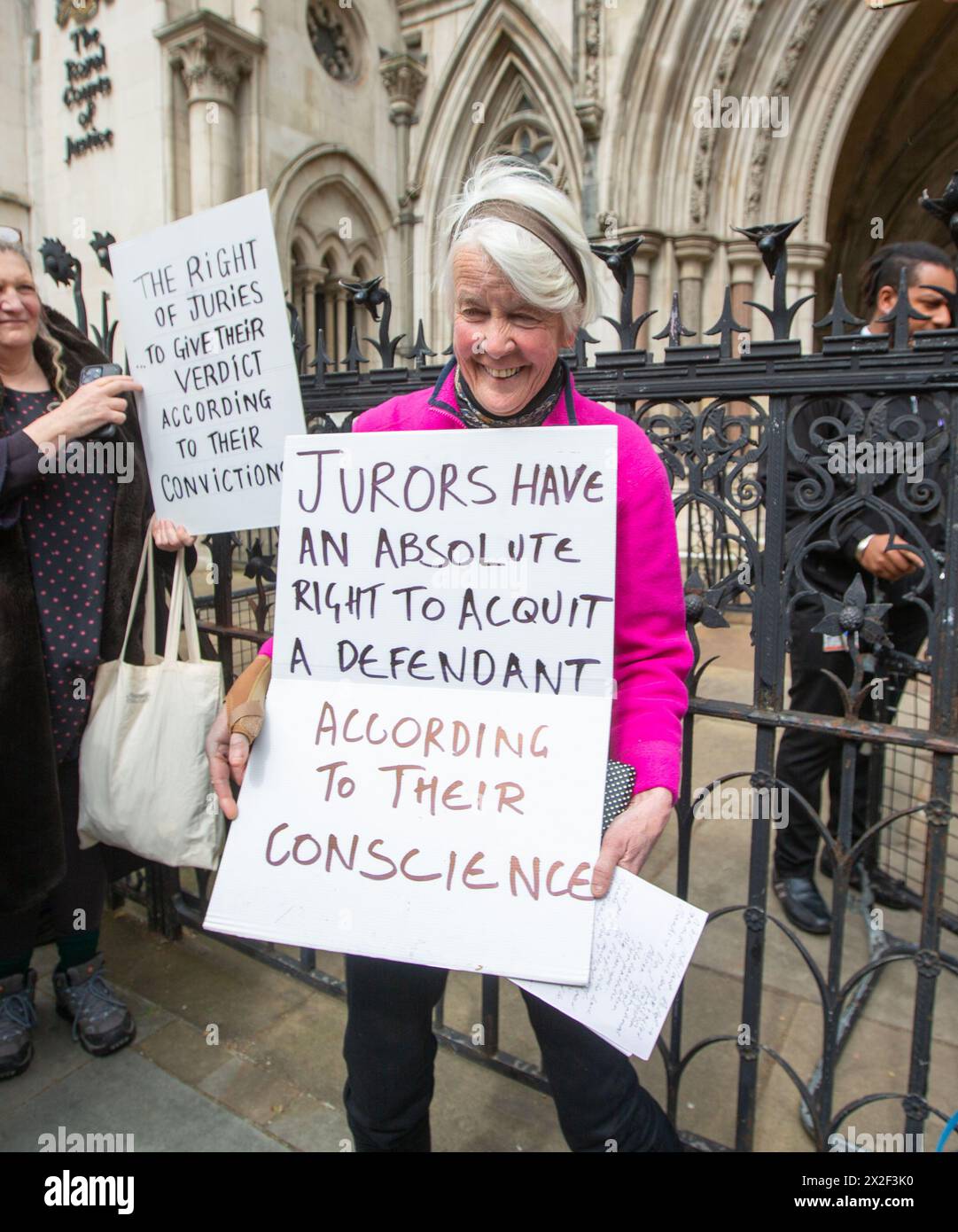 London, England, Großbritannien. April 2024. TRUDI WARNER (68) wird vor den Royal Courts of Justice in London gesehen, nachdem der Richter des High Court die Erlaubnis verweigert hat, rechtliche Schritte gegen Frau Warner wegen Missachtung des Gerichts einzuleiten. Sie wurde beschuldigt, dass sie vor einem Gericht vor einem Prozess gegen Klimaaktivisten ein Schild hochgehalten habe. Sie wurde am 27. März letzten Jahres verhaftet, weil sie ein Plakat vor einem Eingang hochgehalten hatte, das von Geschworenen am Inner London Crown Court benutzt wurde, bevor Mitglieder der Klimagruppe Isolate Britain verwickelt waren. Quelle: ZUMA Press, Inc./Alamy Live News Stockfoto