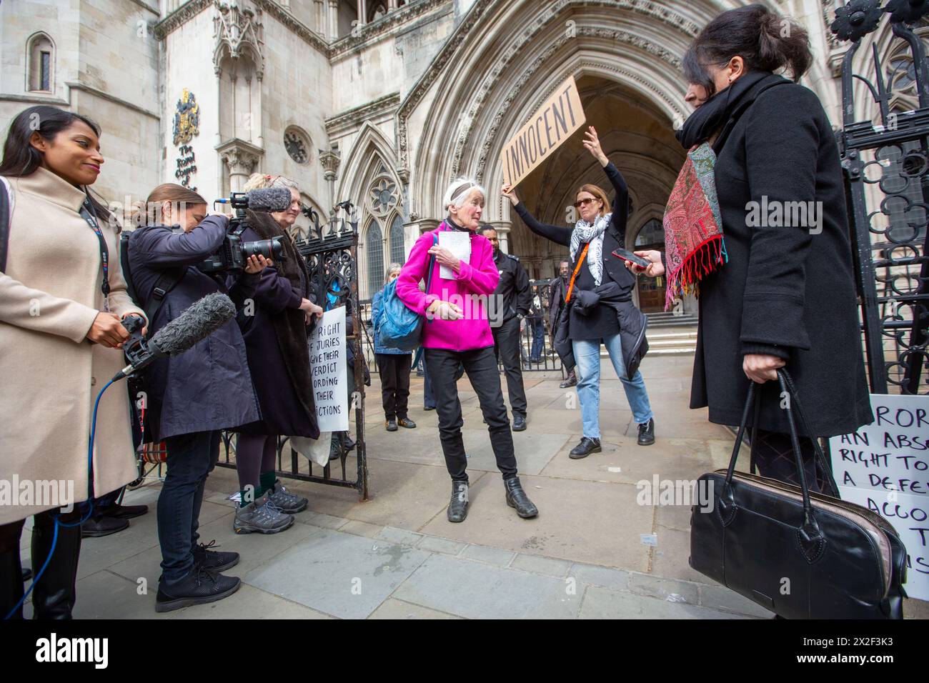 London, England, Großbritannien. April 2024. TRUDI WARNER (68) wird vor den Royal Courts of Justice in London gesehen, nachdem der Richter des High Court die Erlaubnis verweigert hat, rechtliche Schritte gegen Frau Warner wegen Missachtung des Gerichts einzuleiten. Sie wurde beschuldigt, dass sie vor einem Gericht vor einem Prozess gegen Klimaaktivisten ein Schild hochgehalten habe. Sie wurde am 27. März letzten Jahres verhaftet, weil sie ein Plakat vor einem Eingang hochgehalten hatte, das von Geschworenen am Inner London Crown Court benutzt wurde, bevor Mitglieder der Klimagruppe Isolate Britain verwickelt waren. Quelle: ZUMA Press, Inc./Alamy Live News Stockfoto