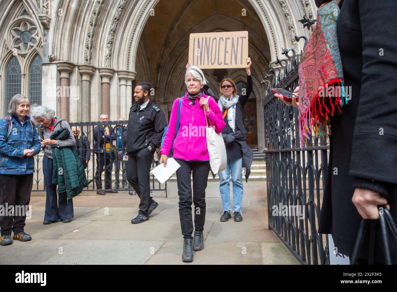 London, England, Großbritannien. April 2024. TRUDI WARNER (68) wird vor den Royal Courts of Justice in London gesehen, nachdem der Richter des High Court die Erlaubnis verweigert hat, rechtliche Schritte gegen Frau Warner wegen Missachtung des Gerichts einzuleiten. Sie wurde beschuldigt, dass sie vor einem Gericht vor einem Prozess gegen Klimaaktivisten ein Schild hochgehalten habe. Sie wurde am 27. März letzten Jahres verhaftet, weil sie ein Plakat vor einem Eingang hochgehalten hatte, das von Geschworenen am Inner London Crown Court benutzt wurde, bevor Mitglieder der Klimagruppe Isolate Britain verwickelt waren. Quelle: ZUMA Press, Inc./Alamy Live News Stockfoto