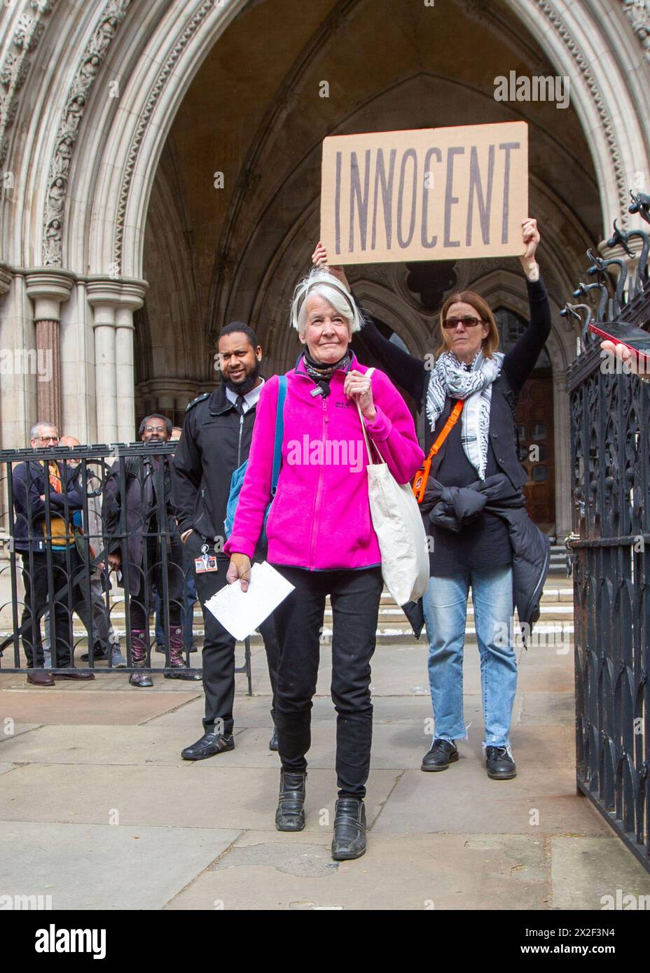 London, England, Großbritannien. April 2024. TRUDI WARNER (68) wird vor den Royal Courts of Justice in London gesehen, nachdem der Richter des High Court die Erlaubnis verweigert hat, rechtliche Schritte gegen Frau Warner wegen Missachtung des Gerichts einzuleiten. Sie wurde beschuldigt, dass sie vor einem Gericht vor einem Prozess gegen Klimaaktivisten ein Schild hochgehalten habe. Sie wurde am 27. März letzten Jahres verhaftet, weil sie ein Plakat vor einem Eingang hochgehalten hatte, das von Geschworenen am Inner London Crown Court benutzt wurde, bevor Mitglieder der Klimagruppe Isolate Britain verwickelt waren. Quelle: ZUMA Press, Inc./Alamy Live News Stockfoto