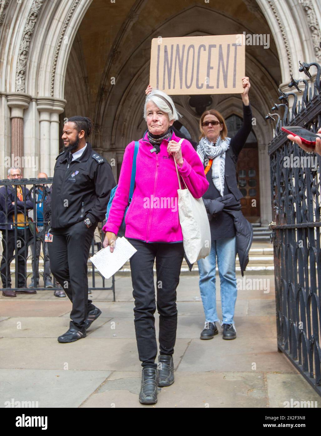 London, England, Großbritannien. April 2024. TRUDI WARNER (68) wird vor den Royal Courts of Justice in London gesehen, nachdem der Richter des High Court die Erlaubnis verweigert hat, rechtliche Schritte gegen Frau Warner wegen Missachtung des Gerichts einzuleiten. Sie wurde beschuldigt, dass sie vor einem Gericht vor einem Prozess gegen Klimaaktivisten ein Schild hochgehalten habe. Sie wurde am 27. März letzten Jahres verhaftet, weil sie ein Plakat vor einem Eingang hochgehalten hatte, das von Geschworenen am Inner London Crown Court benutzt wurde, bevor Mitglieder der Klimagruppe Isolate Britain verwickelt waren. Quelle: ZUMA Press, Inc./Alamy Live News Stockfoto