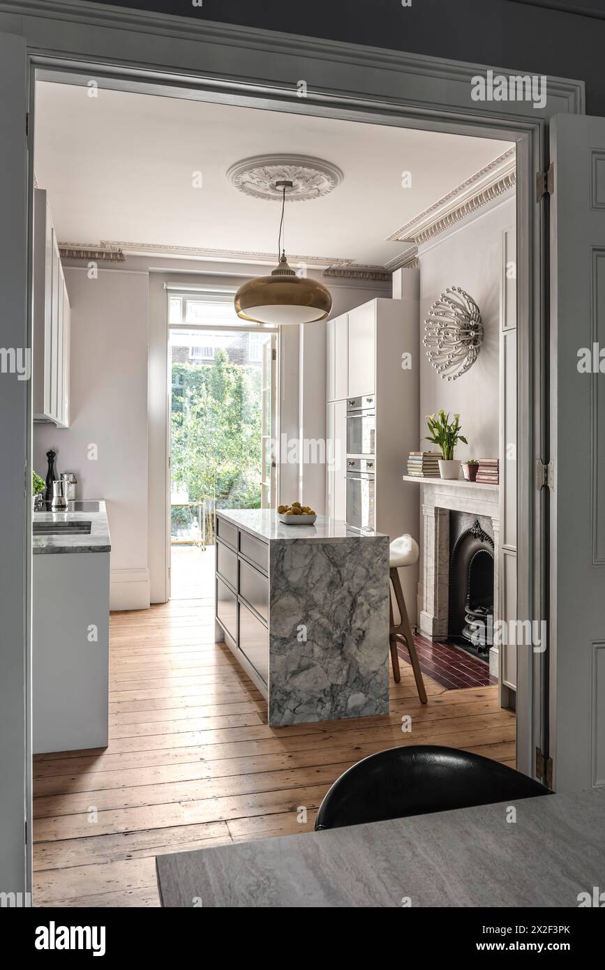 Saubere und elegante Küche mit Marmorarbeitsplatten im georgianischen Stadthaus. Paultons Square, Chelsea, London, Großbritannien. Stockfoto