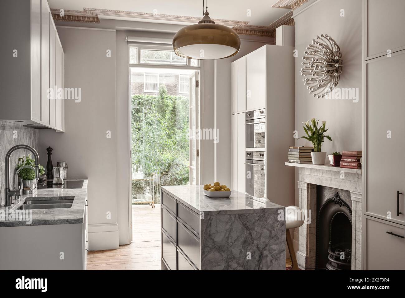 Saubere und elegante Küche mit Marmorarbeitsplatten im georgianischen Stadthaus. Paultons Square, Chelsea, London, Großbritannien. Stockfoto