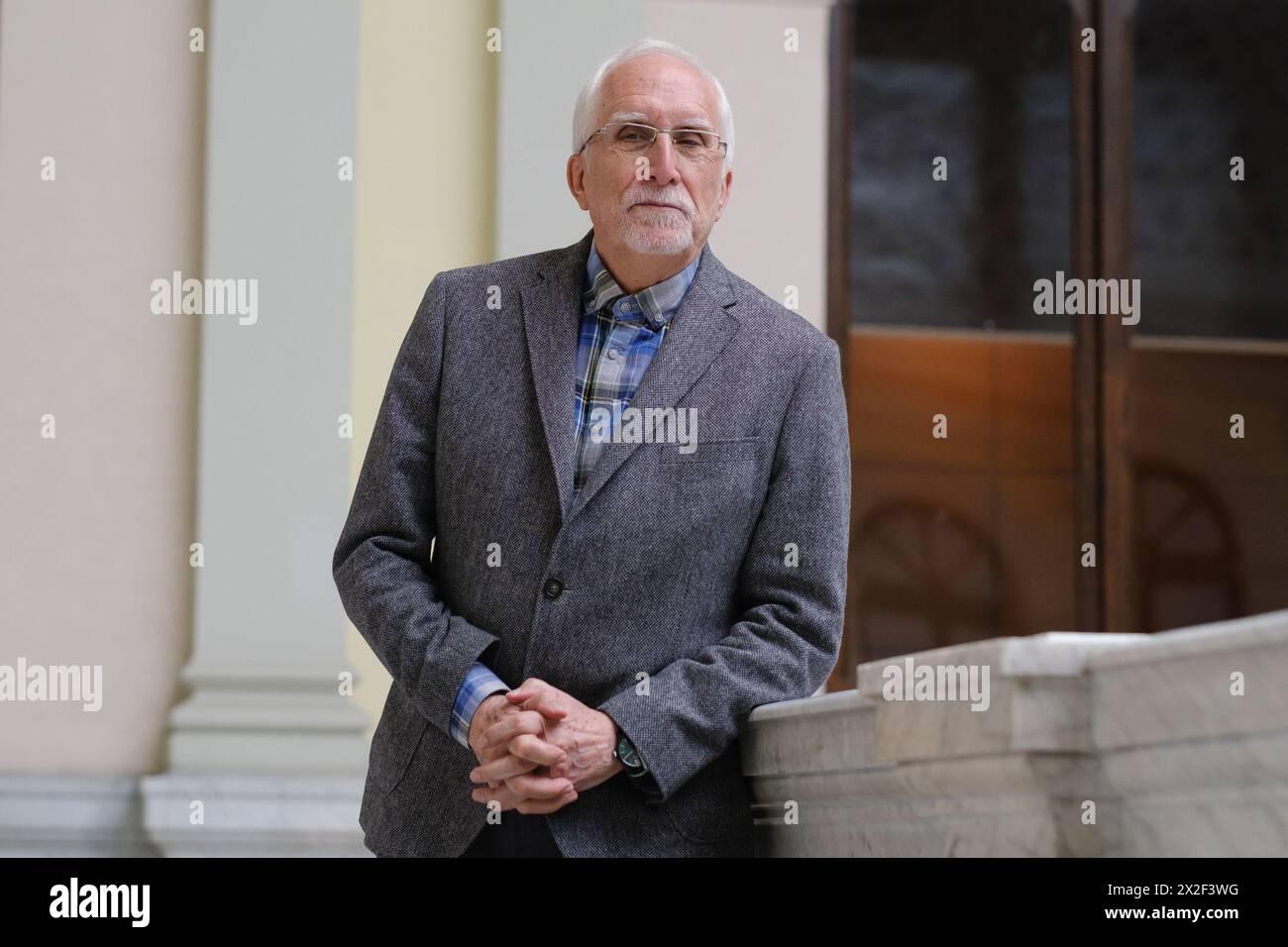 Madrid, Spanien. April 2024. Der Autor und Gewinner des Cervantes-Preises 2023, Luis Mateo Diez, während eines Treffens mit den Medien in der spanischen Nationalbibliothek am 22. April 2024 in Madrid (Foto: Oscar Gonzalez/SIPA USA) Credit: SIPA USA/Alamy Live News Stockfoto