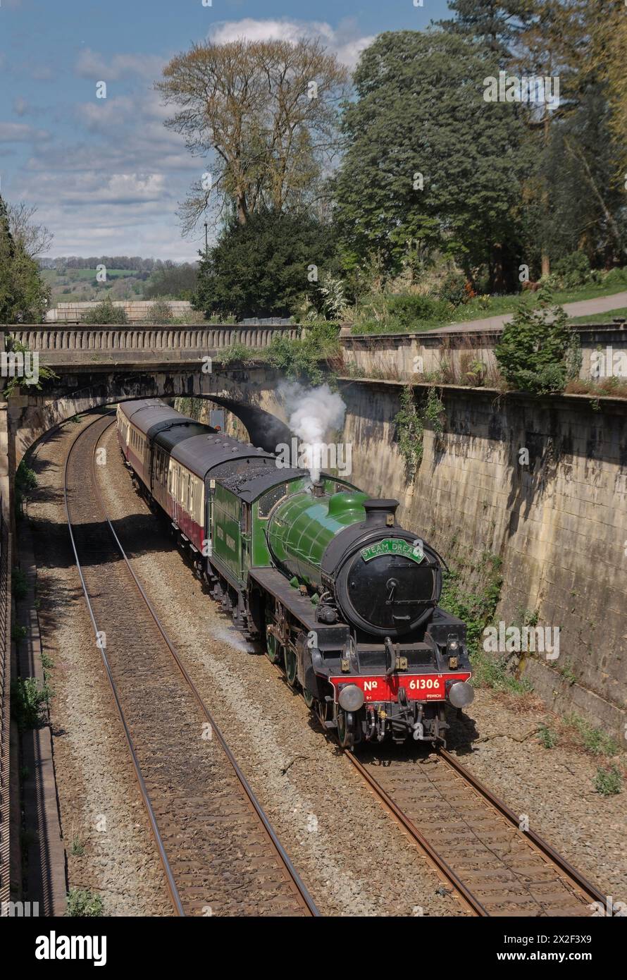 In der lebendigen, apfelgrünen Dampfeisenbahn gleitet Mayflower 🚂🚃 durch die Sydney Gardens mit dem Steam Dreams Ausflug von Horsham nach Bristol Stockfoto